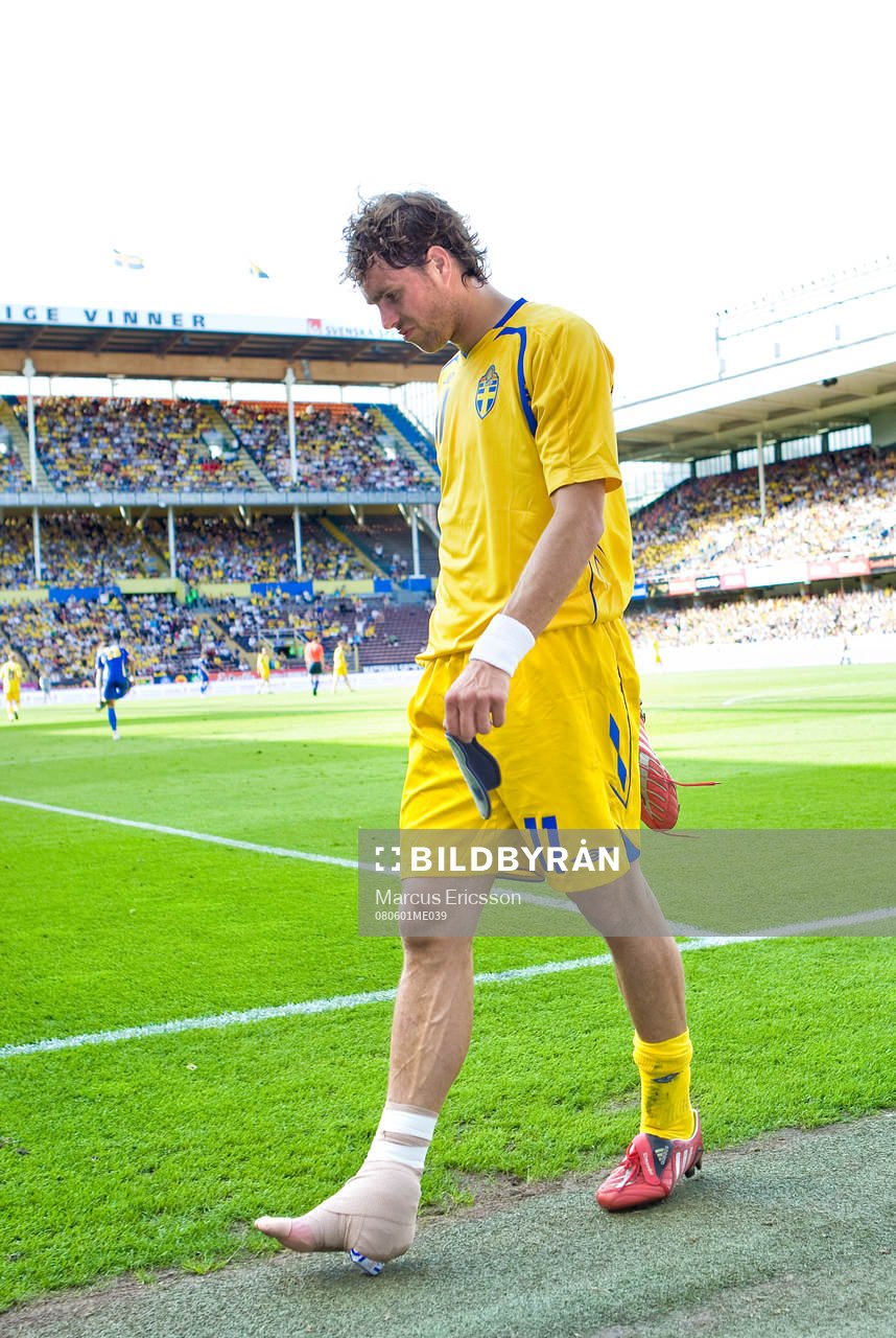 Johan Elmander, Sverige, lunkar av med en lindad fot