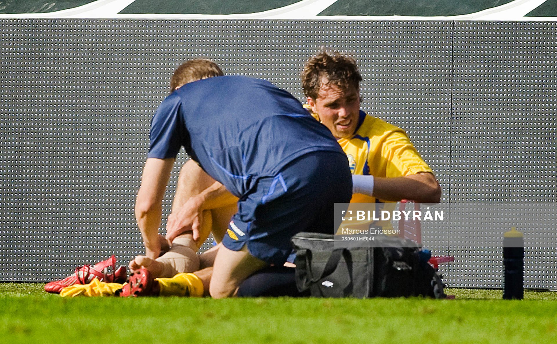 Johan Elmander, Sverige, blir omlindad