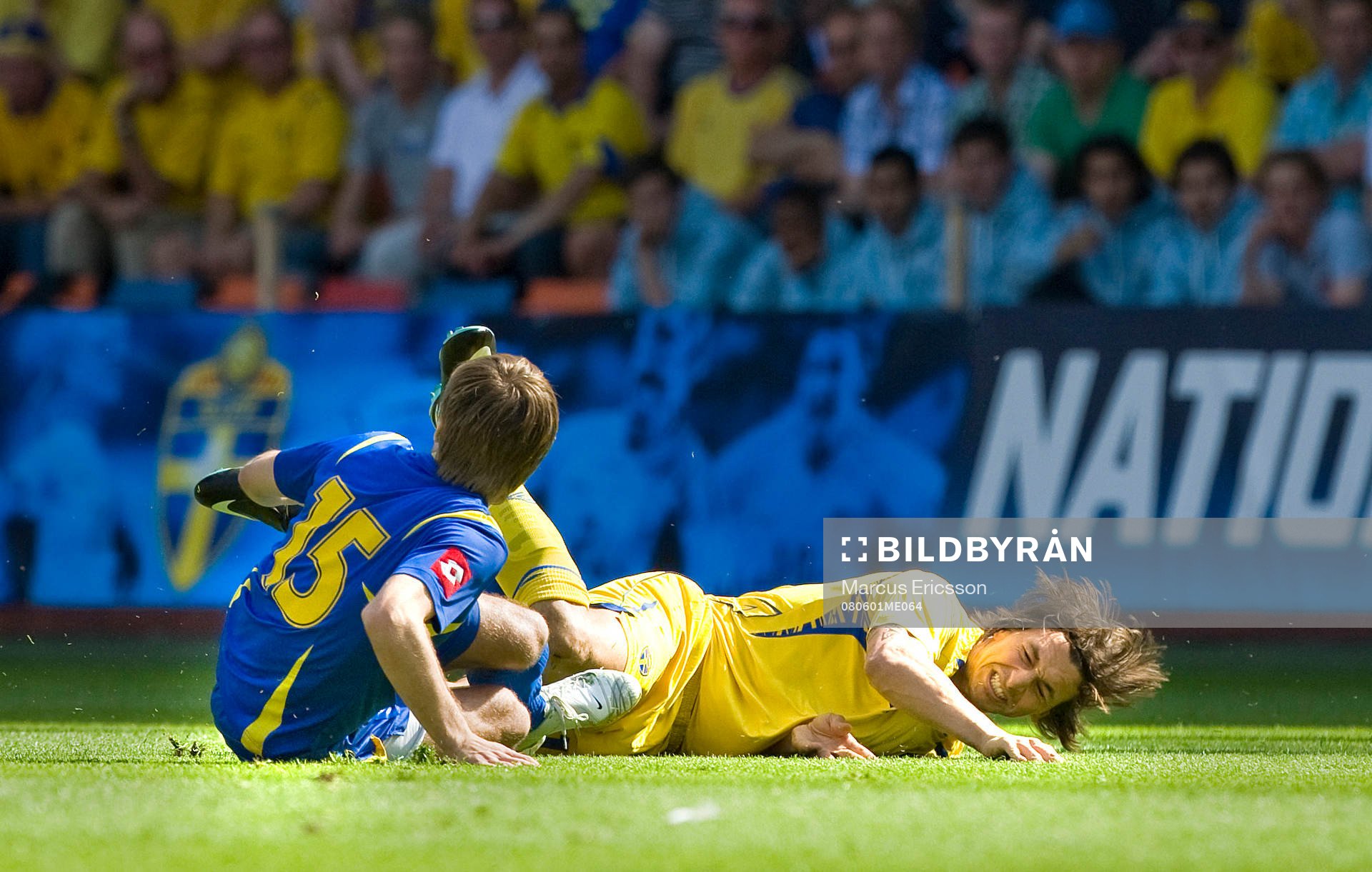Zlatan Ibrahimovic, Sverige, faller hårt i en närkamp med
