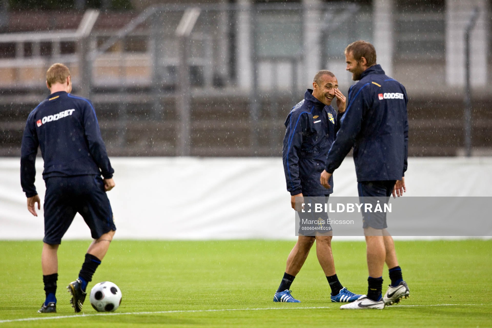Henrik Larsson skrattar med Olof Mellberg