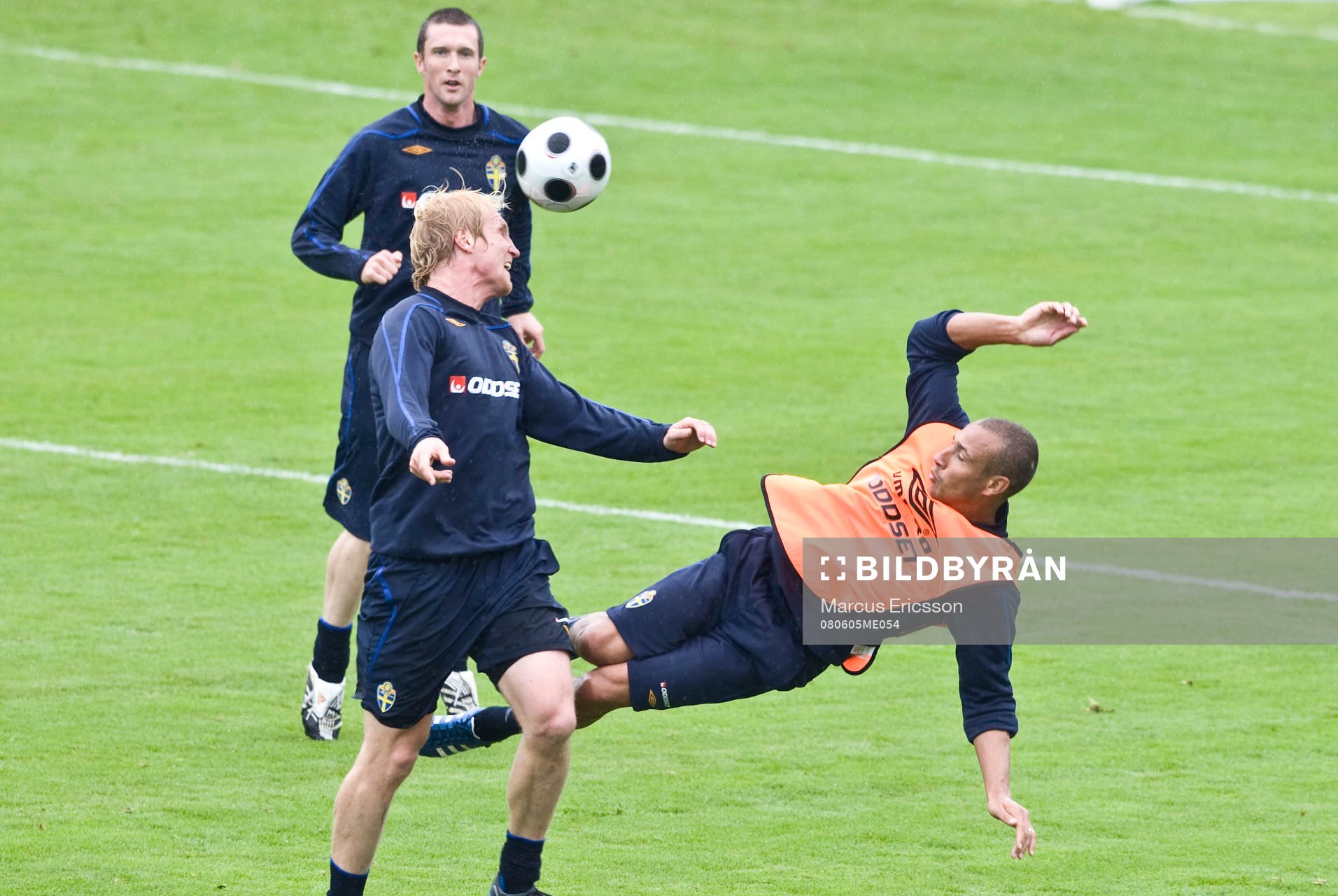 Petter Hansson och Henrik Larsson i närkamp