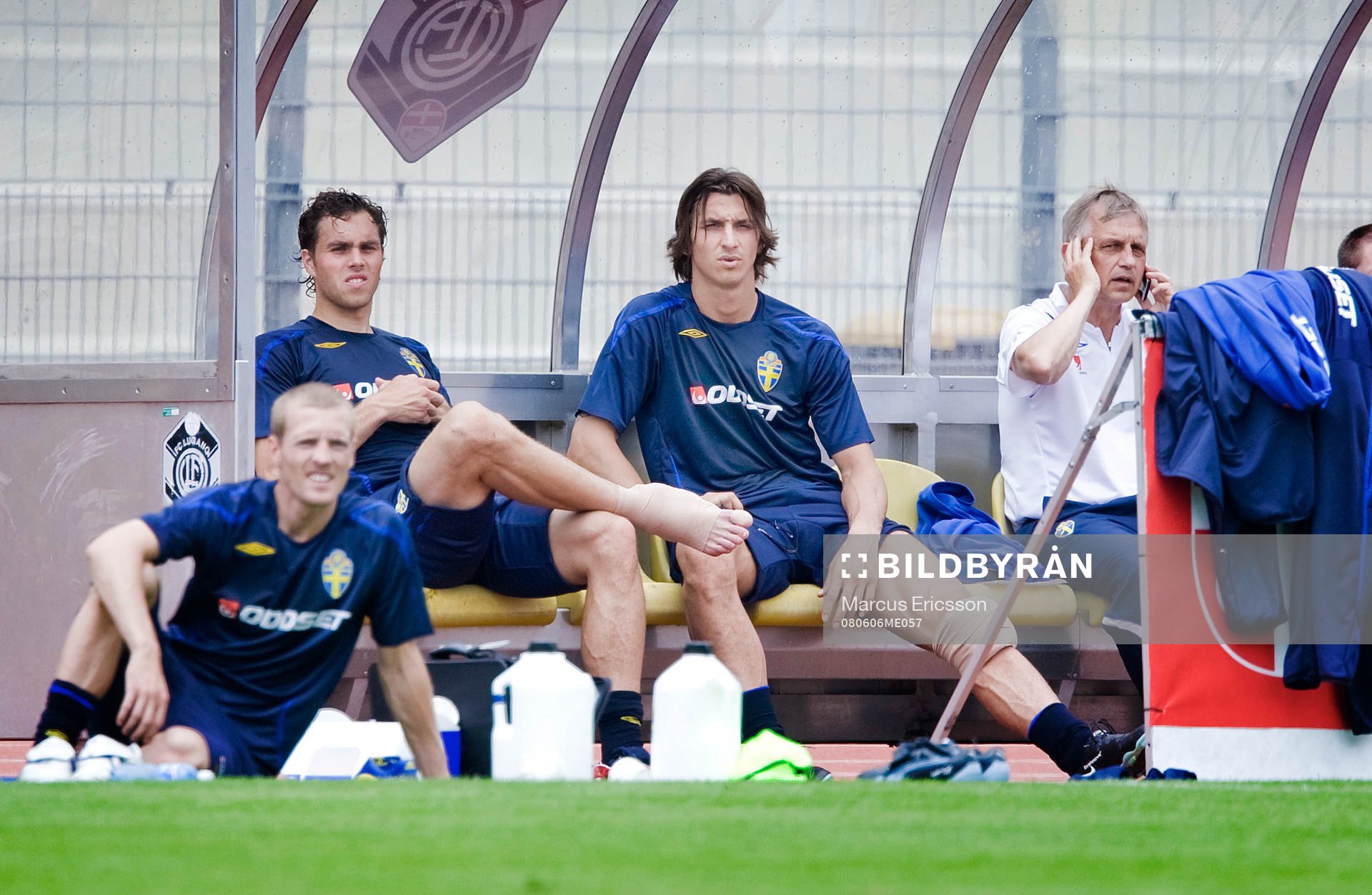 Johan Elmander och Zlatan Ibrahimovic på bänken med