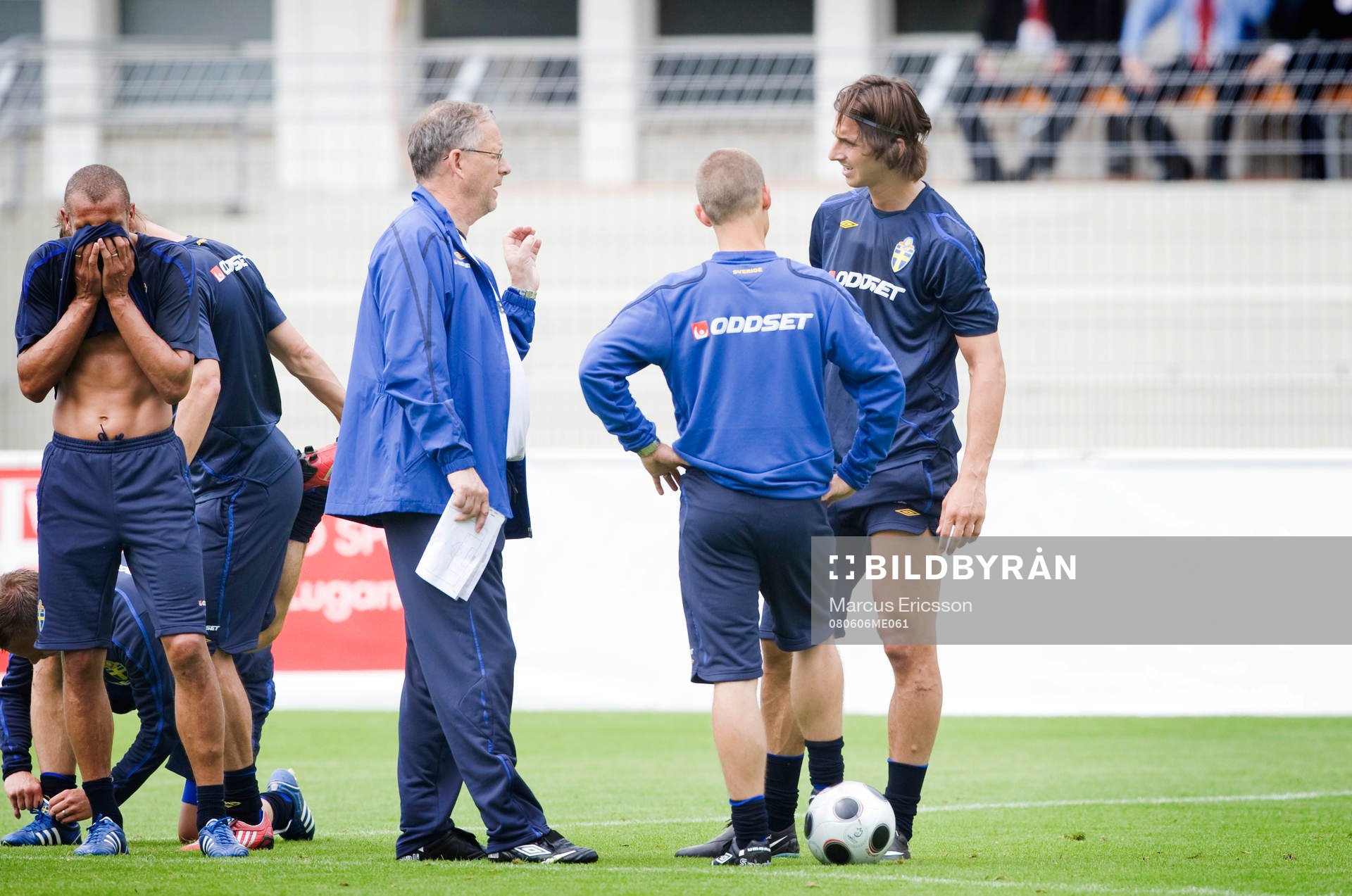 Zlatan Ibrahimovic pratar med Lars Lagerbäck om sitt knä