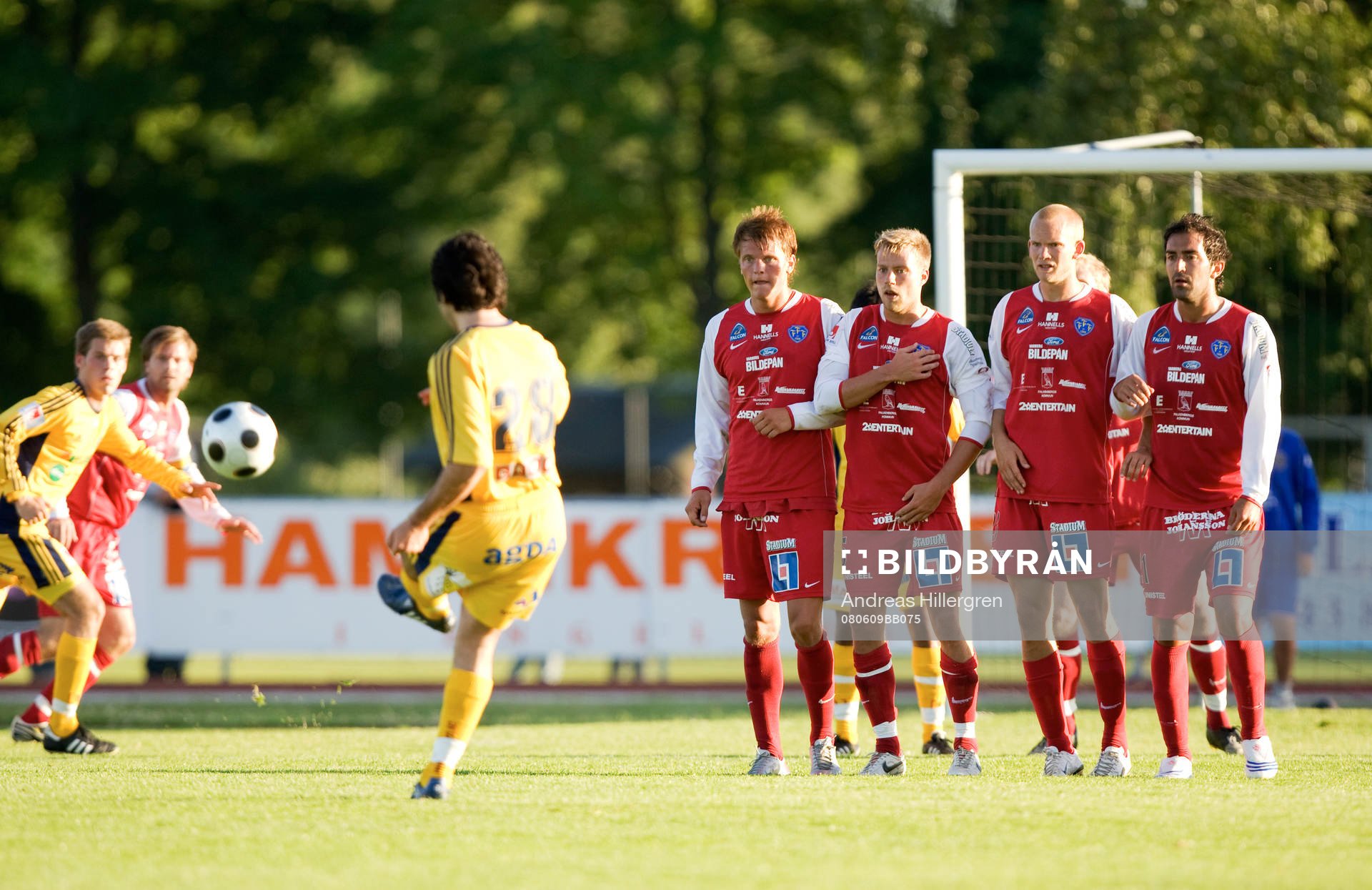 Gabriel, Ucar, slår frispark