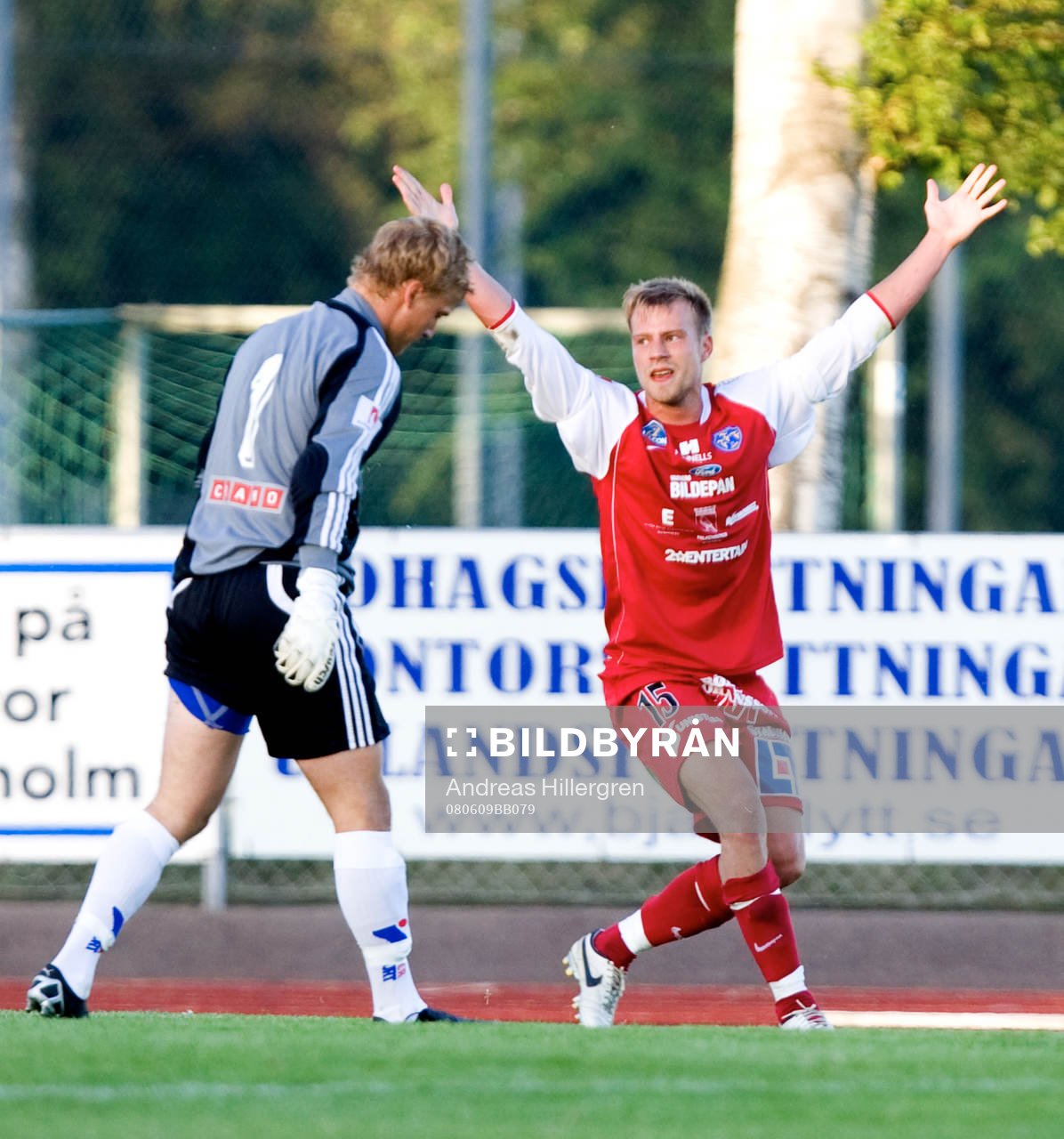 Jubel av Joel Johansson som slår in 0-3 på Pär Hansson,