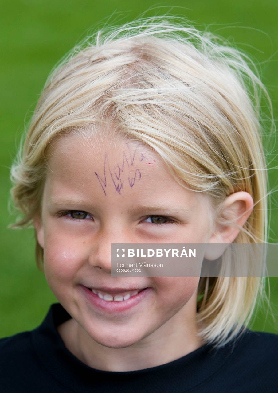 Marta skrev autografer på Bea Thornbergs panna