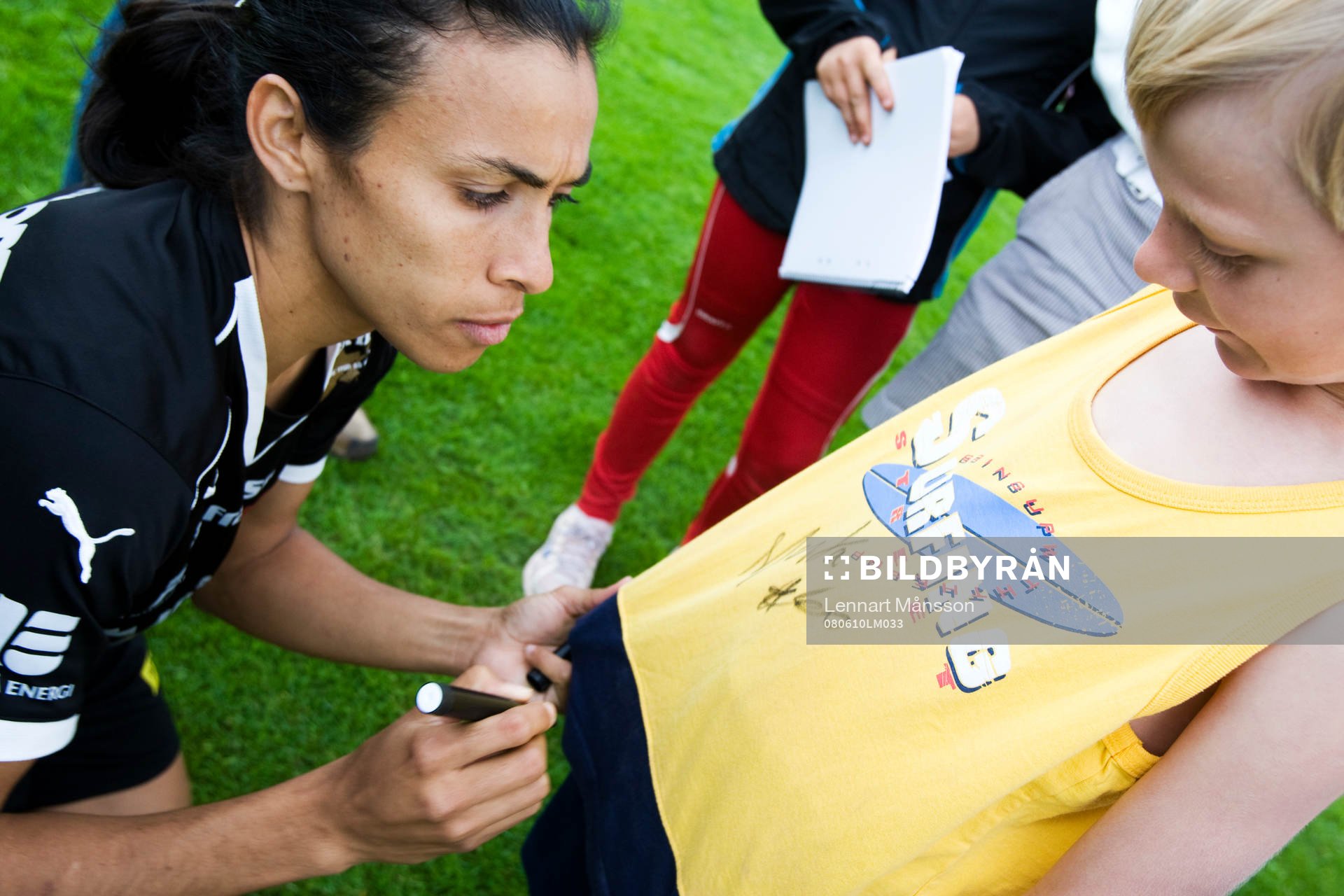 Marta skrev autografer på tröjor och