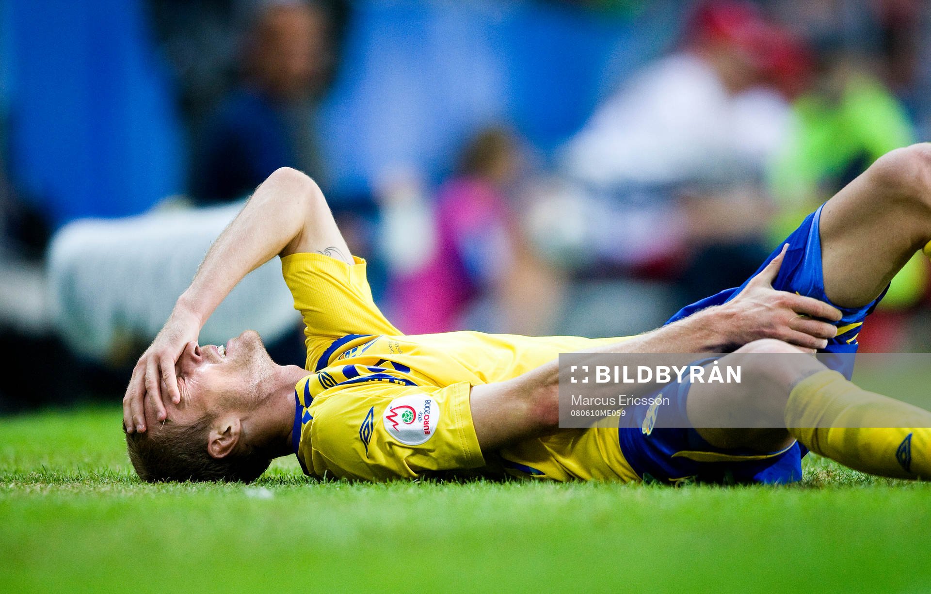Christian Wilhelmsson, Sverige, vrider sig i smärtor.