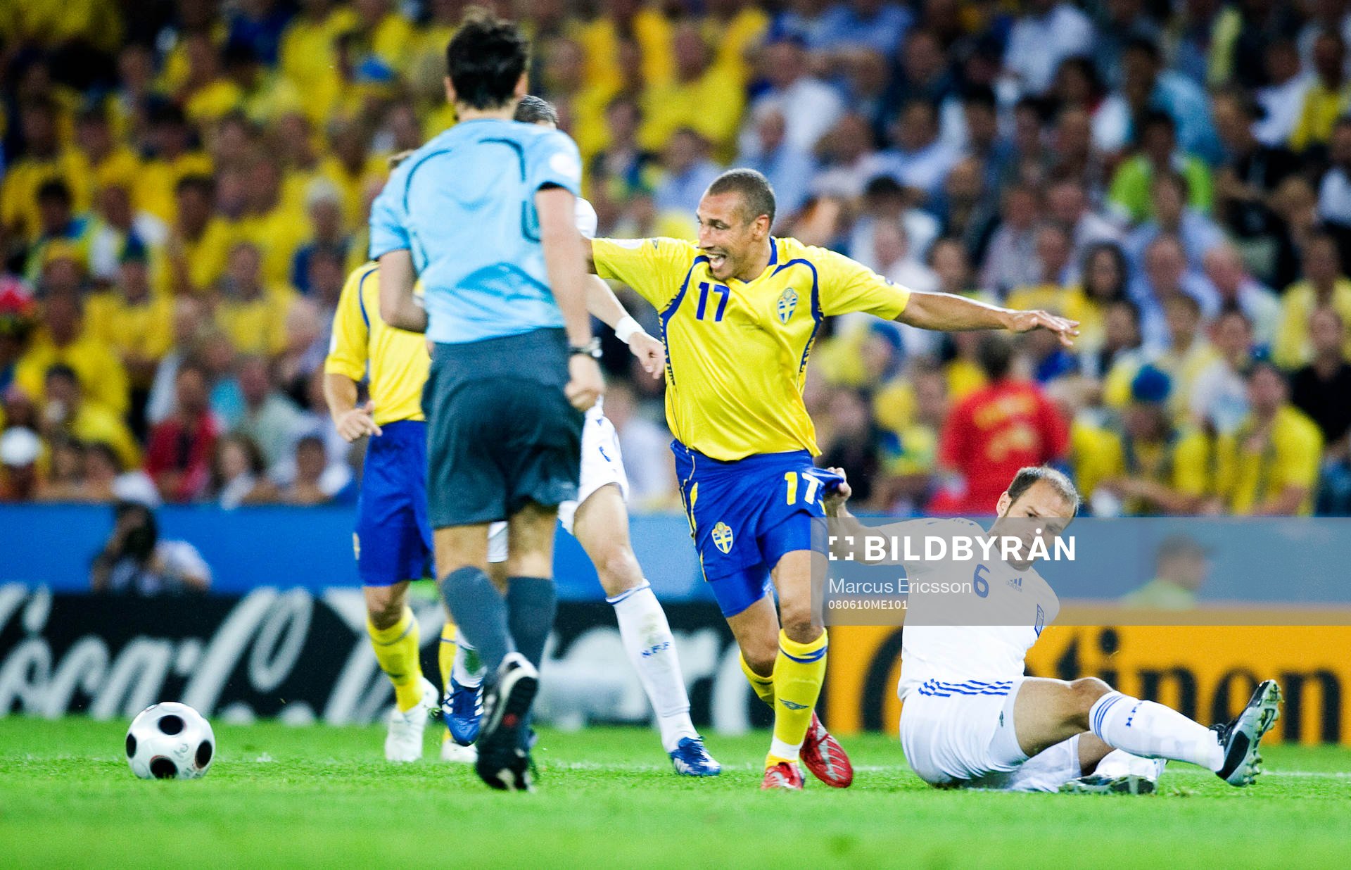 Henrik Larsson, Sverige, hålls fast av Angelos Basinas,