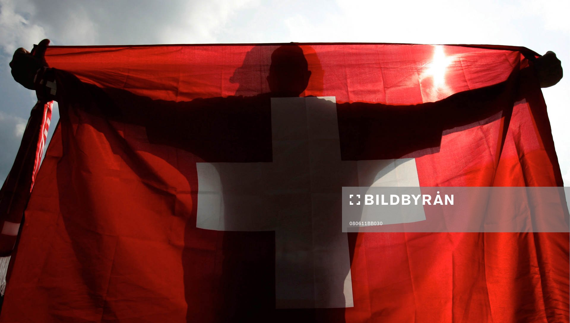 Supporter, fan med schweisisk flagga innan matchen