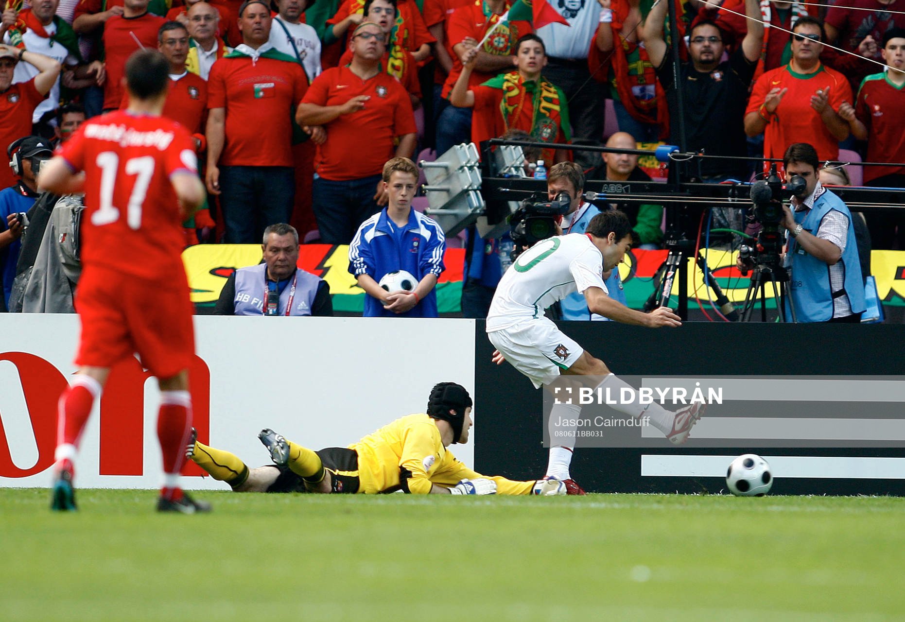 Deco gör Portugals första mål, målvakt Petr Cech ser på
