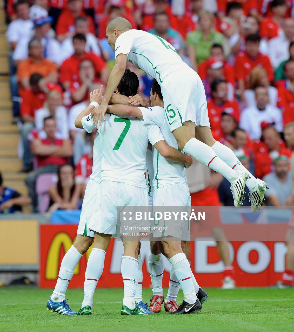   Jubel efter 1:2 för Portugal.