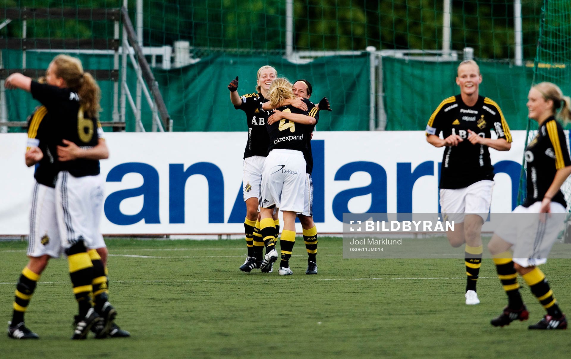 Elin Ekblom Bak gratuleras till sitt 1-0-mål