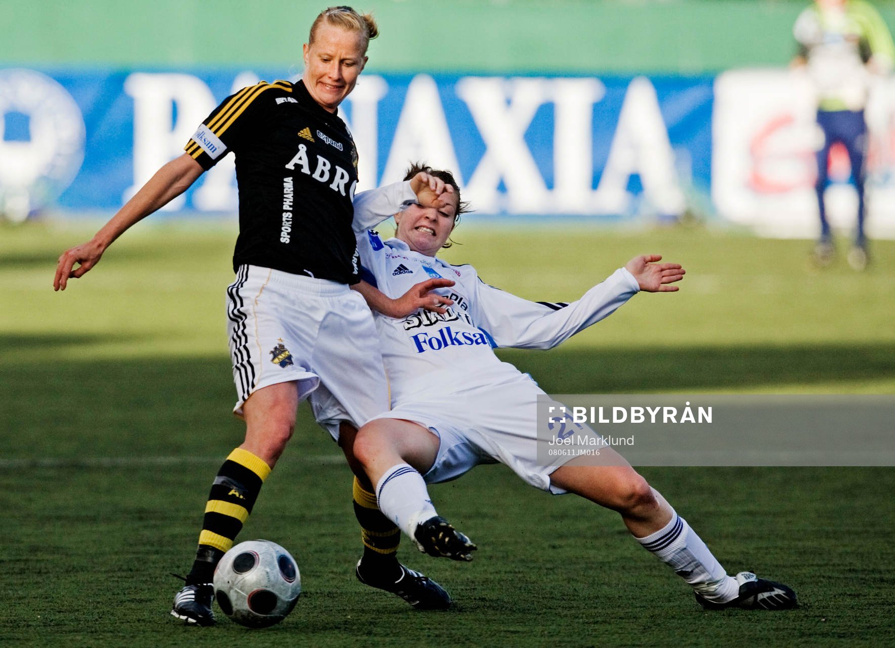 Rebecka Jonsson, Djurgården, tacklar en AIK-spelare