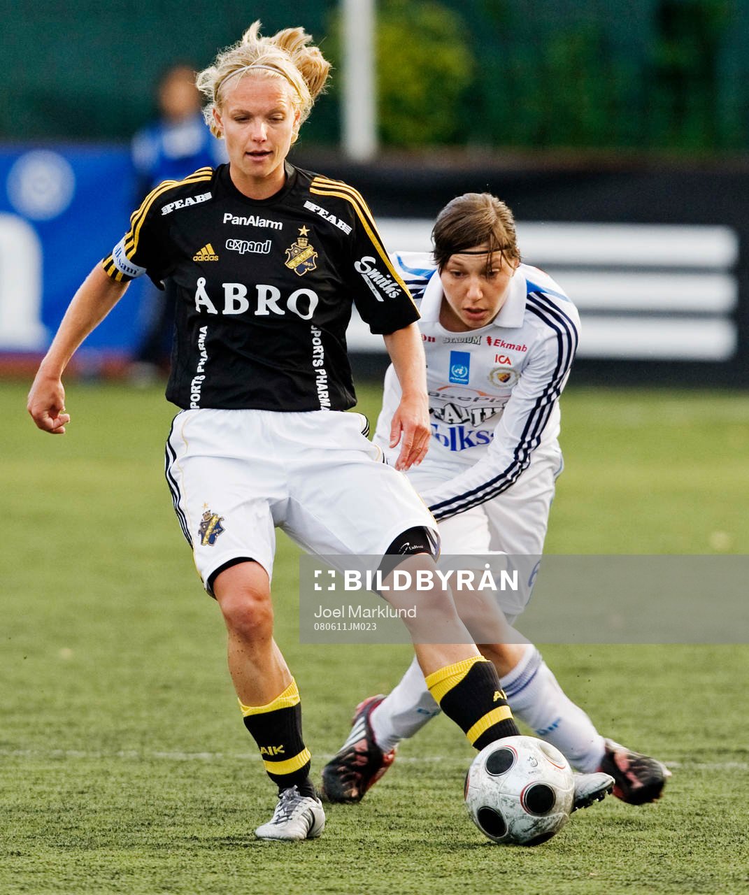 Elin Ekblom Bak, AIK, i kamp om bollen med Linda Forsberg,