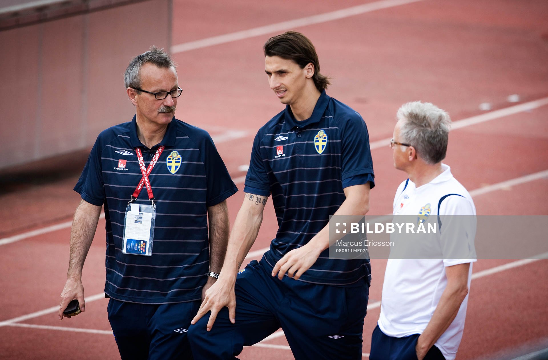 Zlatan Ibrahimovic tar sig för knät när han pratar med