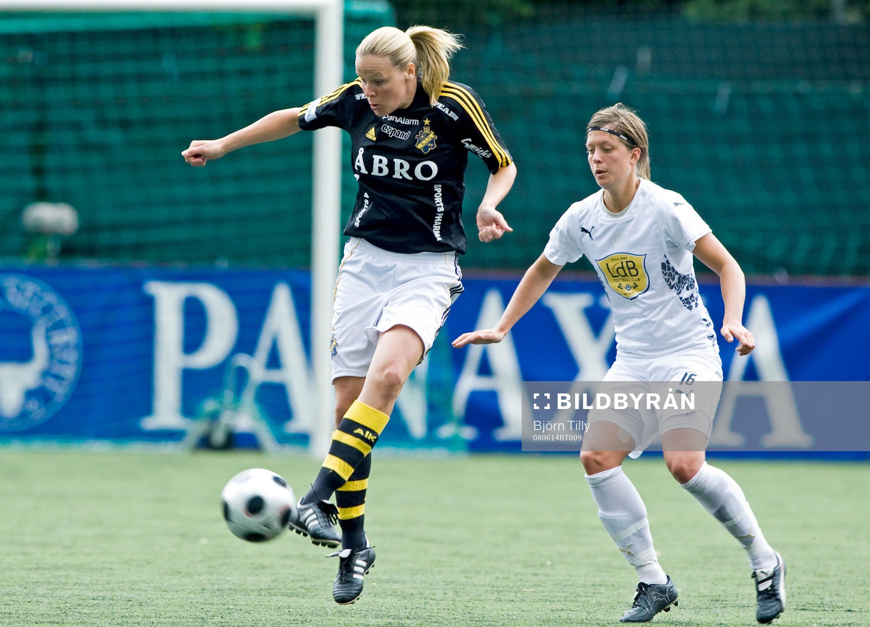 Laura Kalmari, AIK och Lina Nilsson, LdB Malmö
