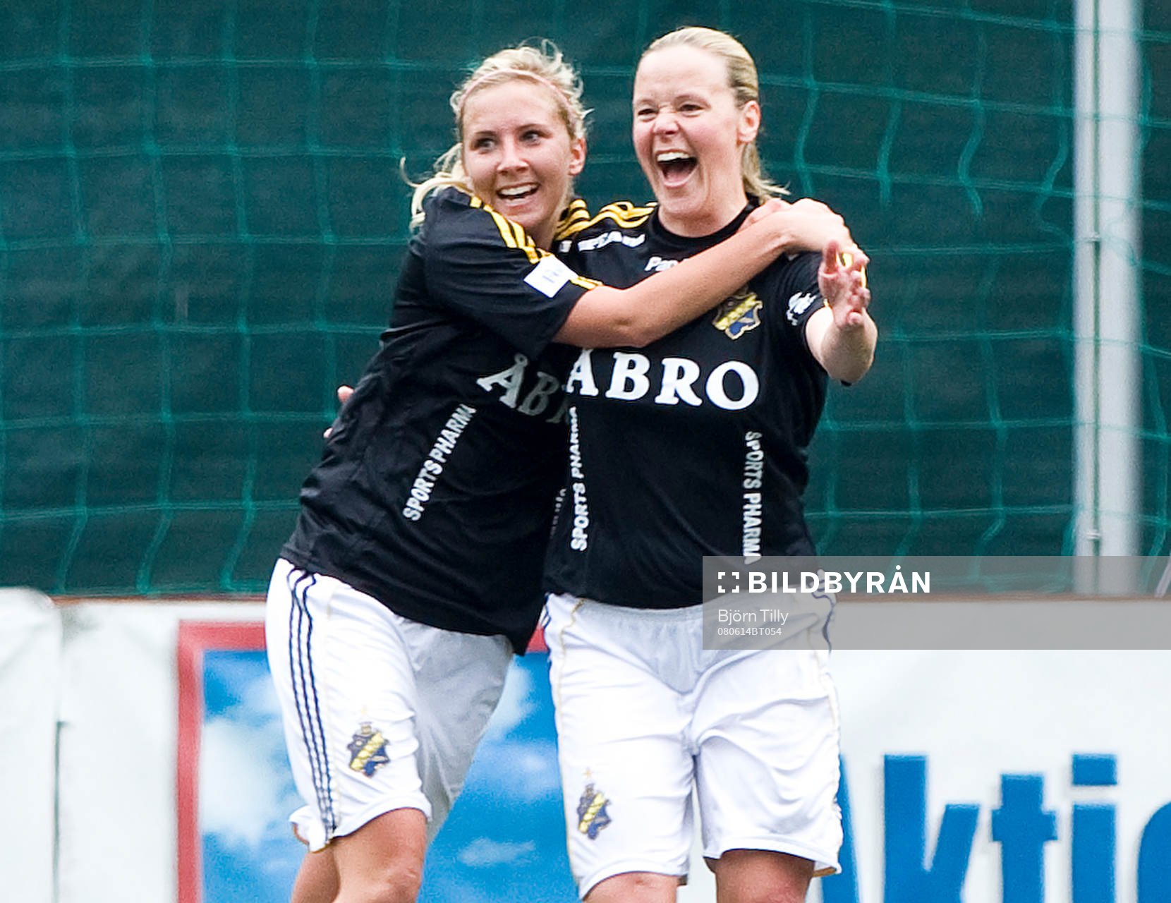 Louise Fors, och Laura Kalmari, AIK jubel