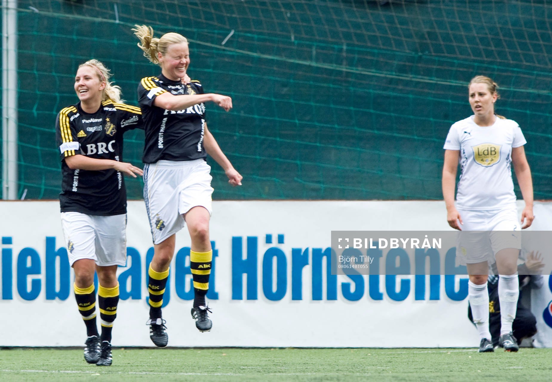 Louise Fors, och Laura Kalmari, AIK jubel