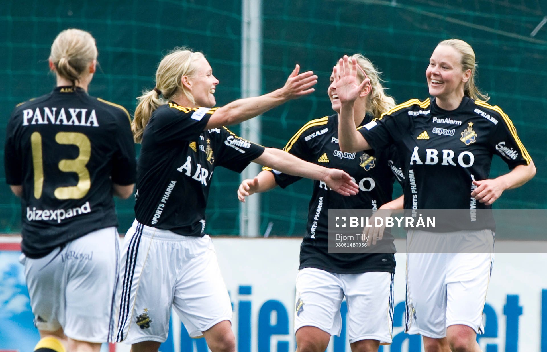 Elin Ekblom Bak, och Laura Kalmari, AIK jubel