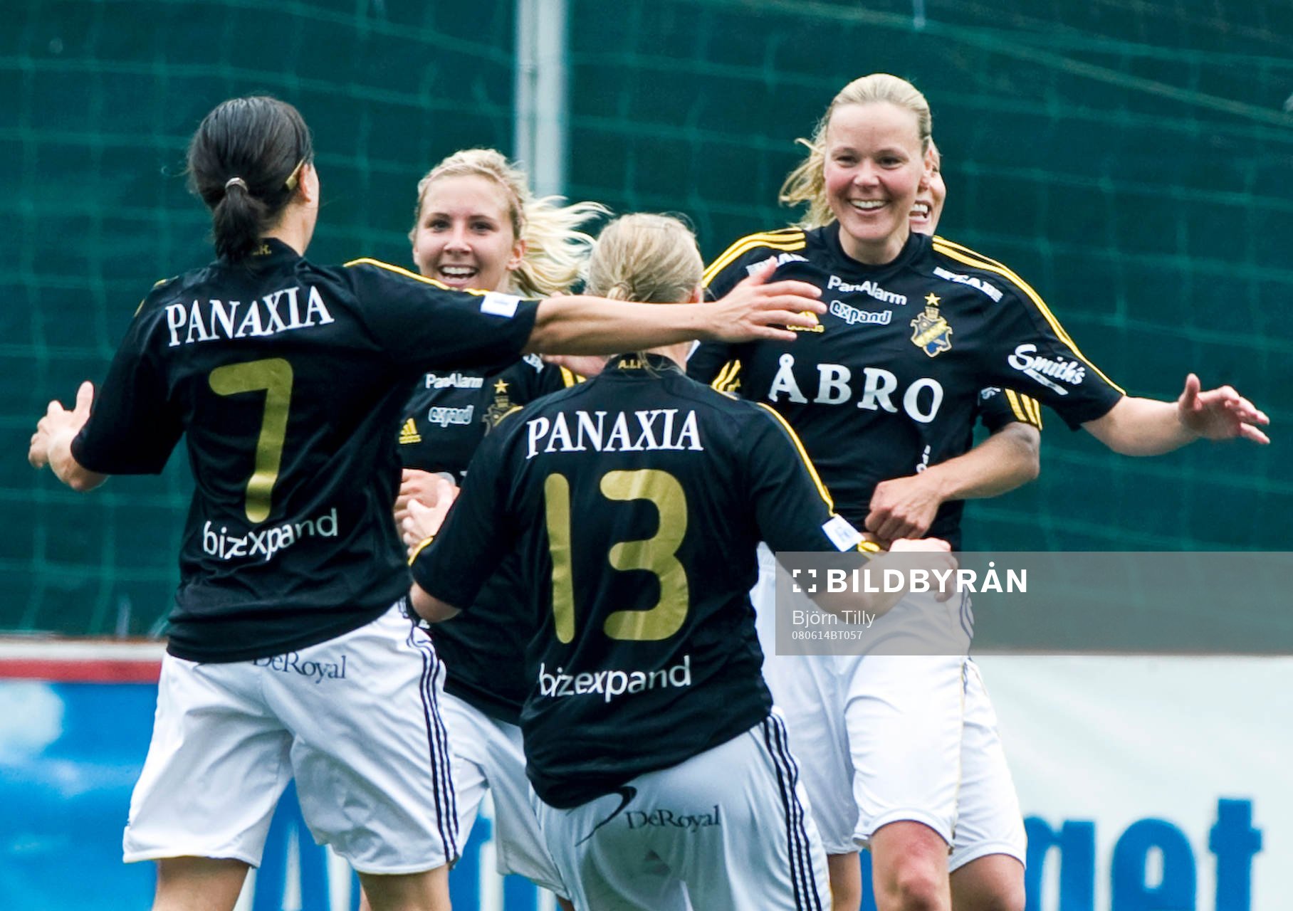 Louise Fors, och Laura Kalmari, AIK jubel