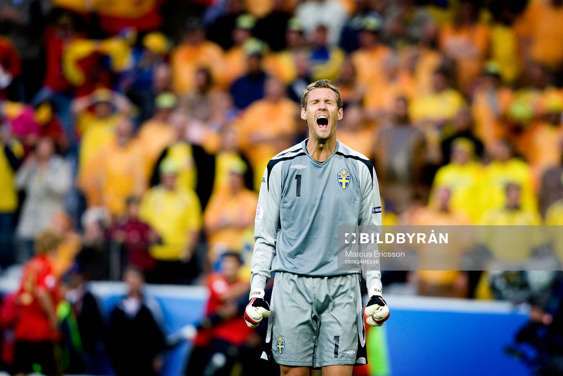 Andreas Isaksson, målvakt, Sverige, skriker ut sin ilska