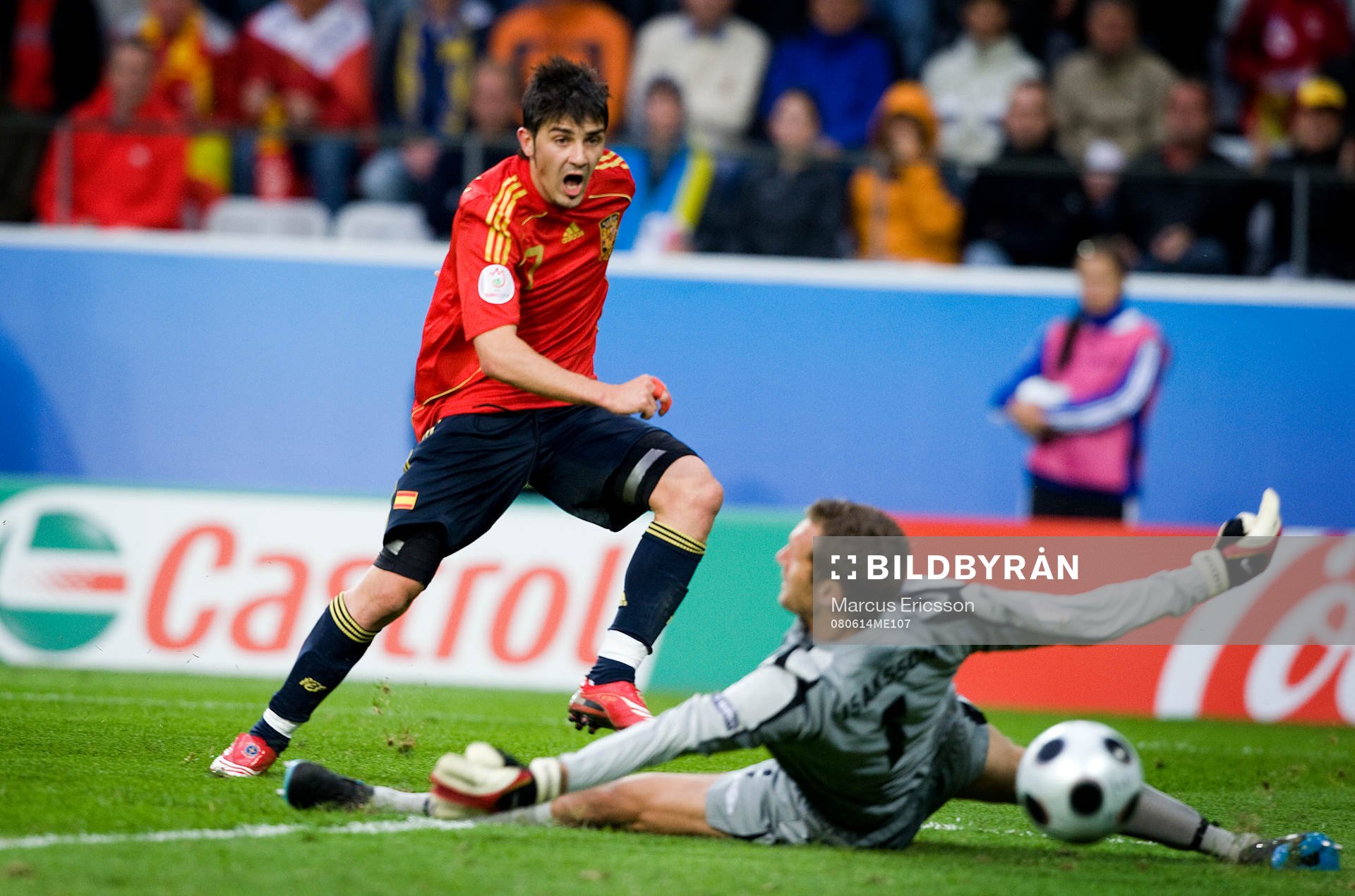 David Villa, Spanien, slår in bollen brevid Andreas