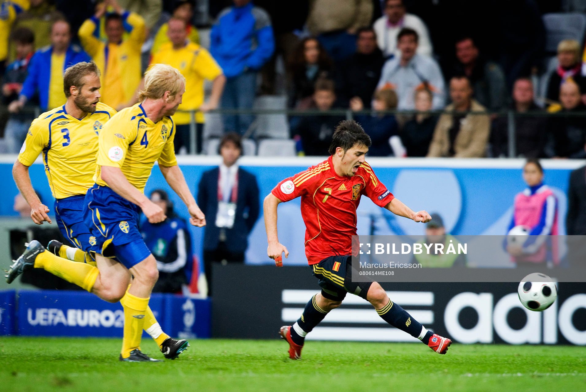 David Villa, Spanien, kommer in själv