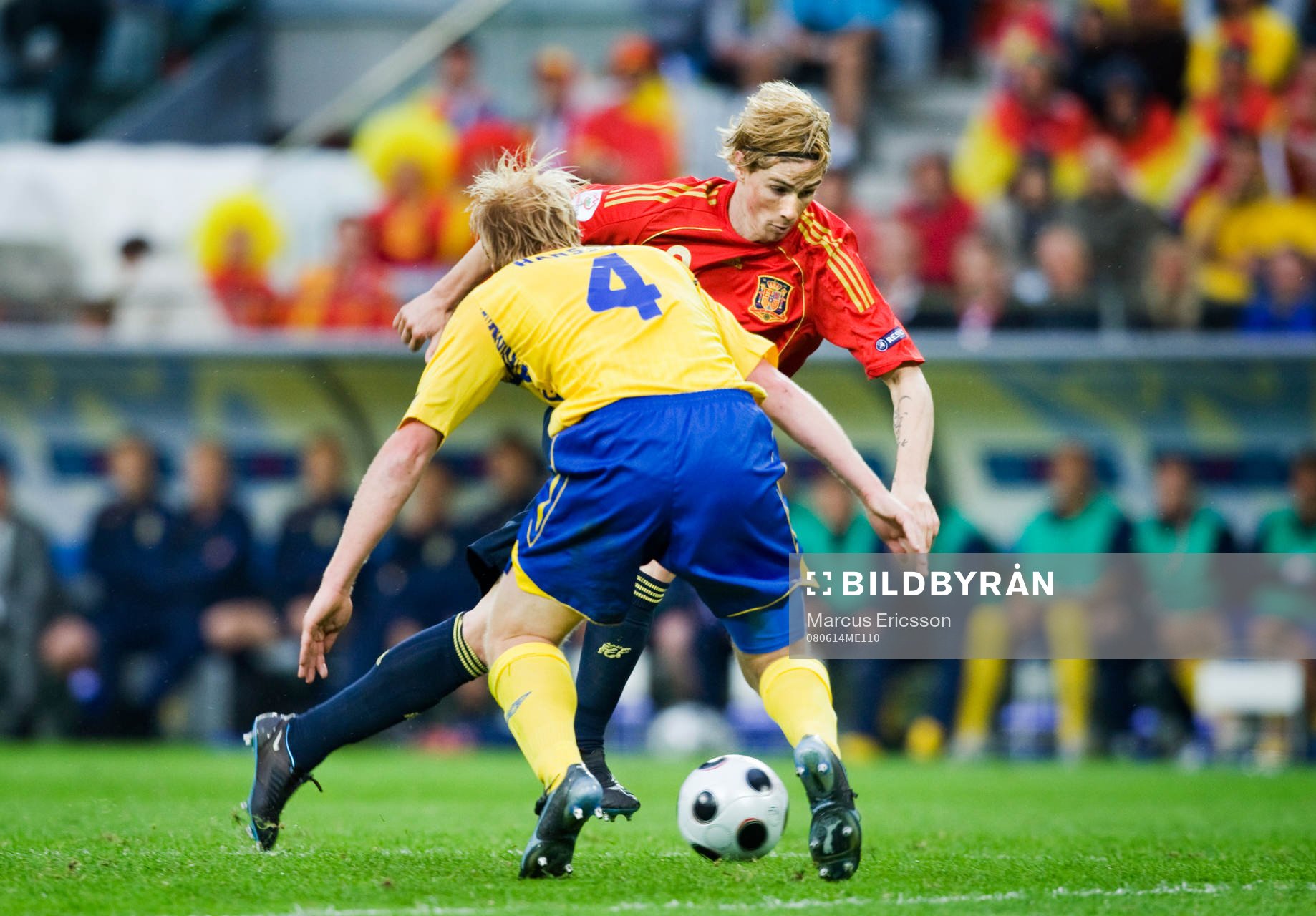 Petter Hansson, Sverige,  utmanas av Fernando Torres,