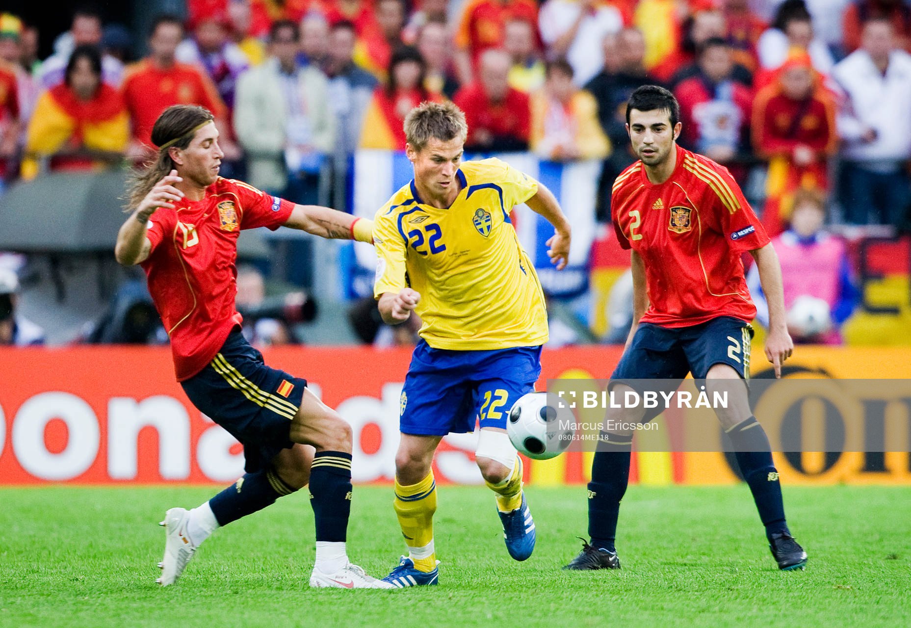 Markus Rosenberg, Sverige,  mellan Sergio Ramos, och Raúl