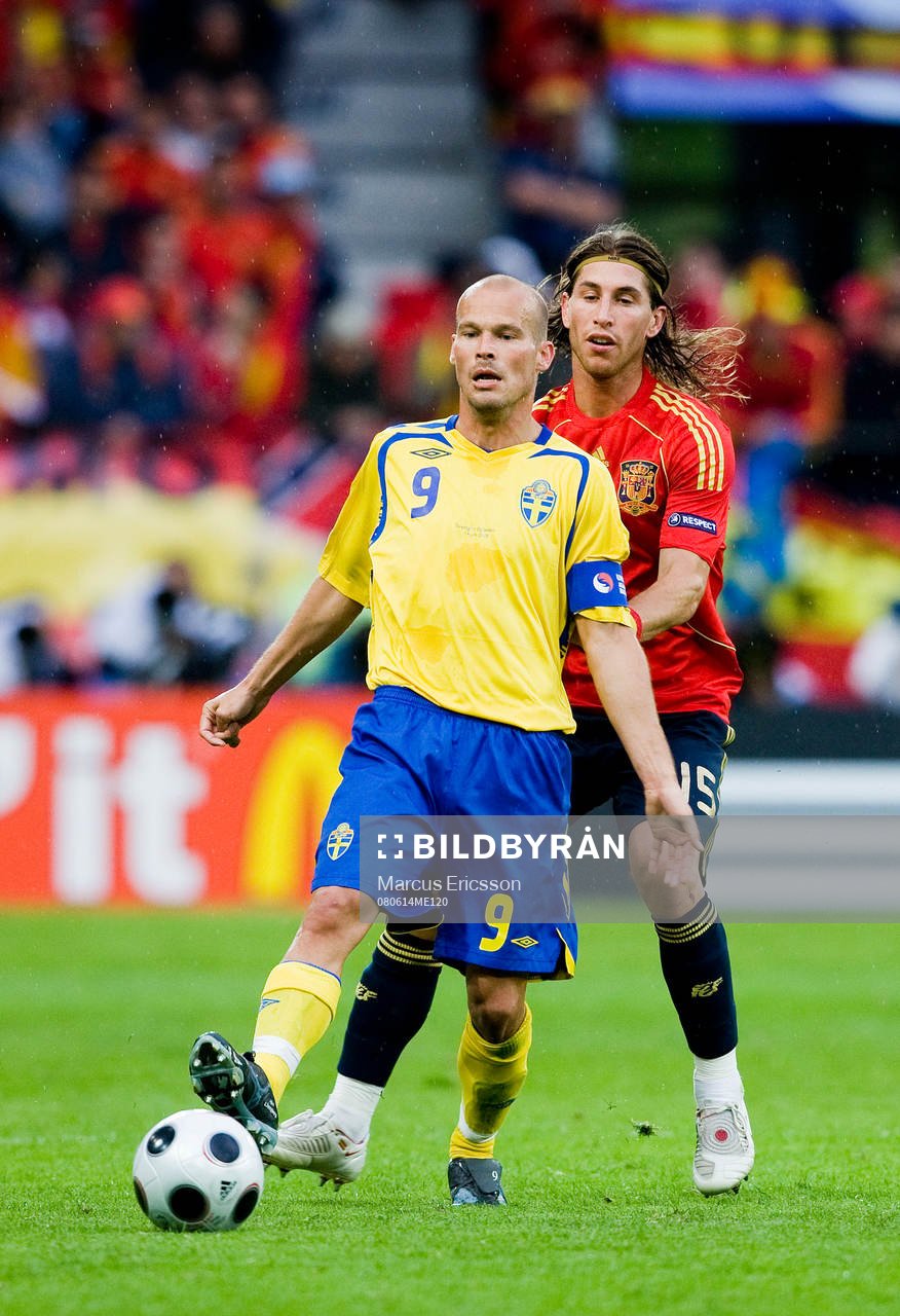 Fredrik Ljungberg, Sverige, med Sergio Ramos, Spanien, i