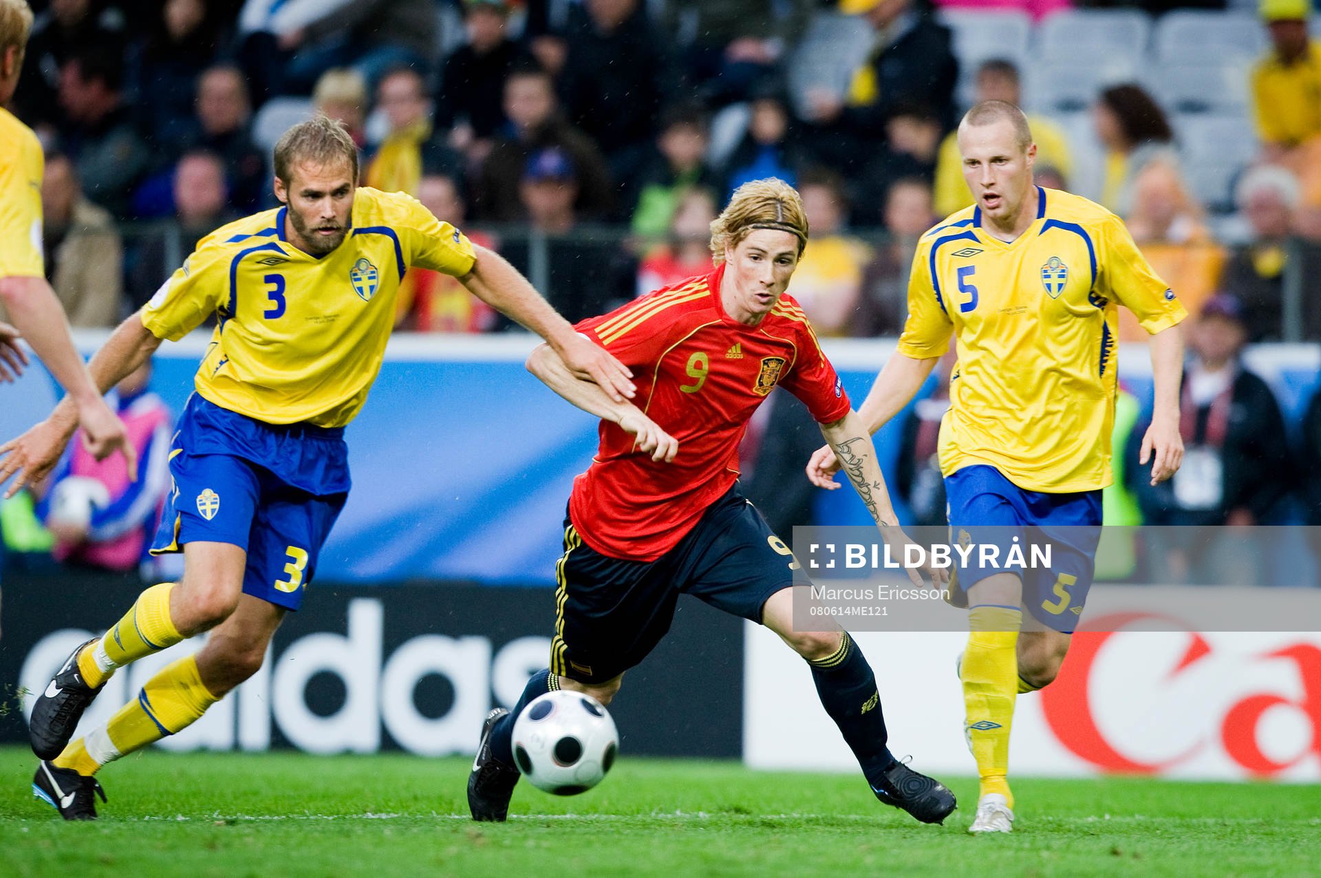 Fernando Torres, Spanien, rycker mellan Olof Mellberg, och