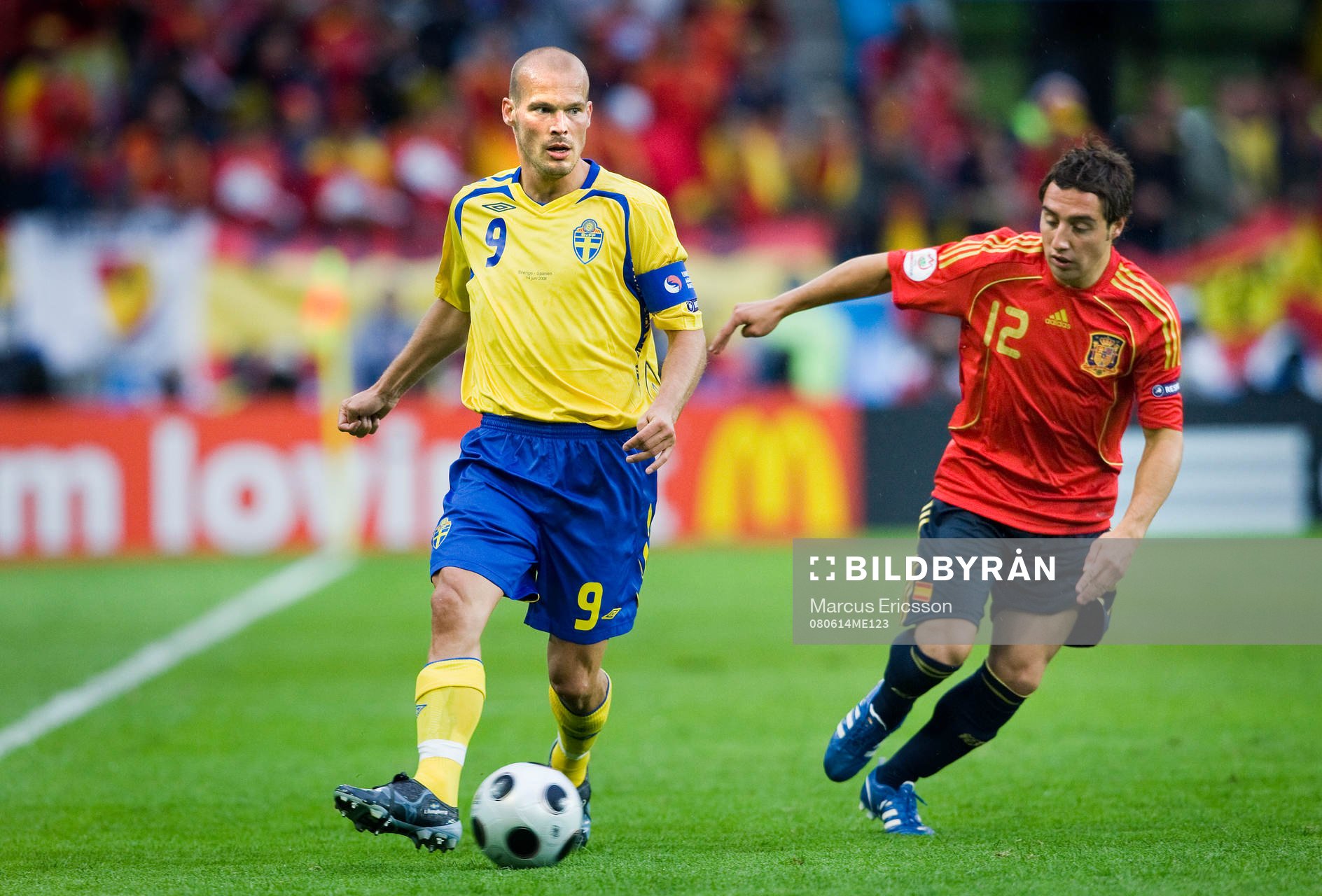 Fredrik Ljungberg, Sverige, med Santi Cazorla, Spanien, i
