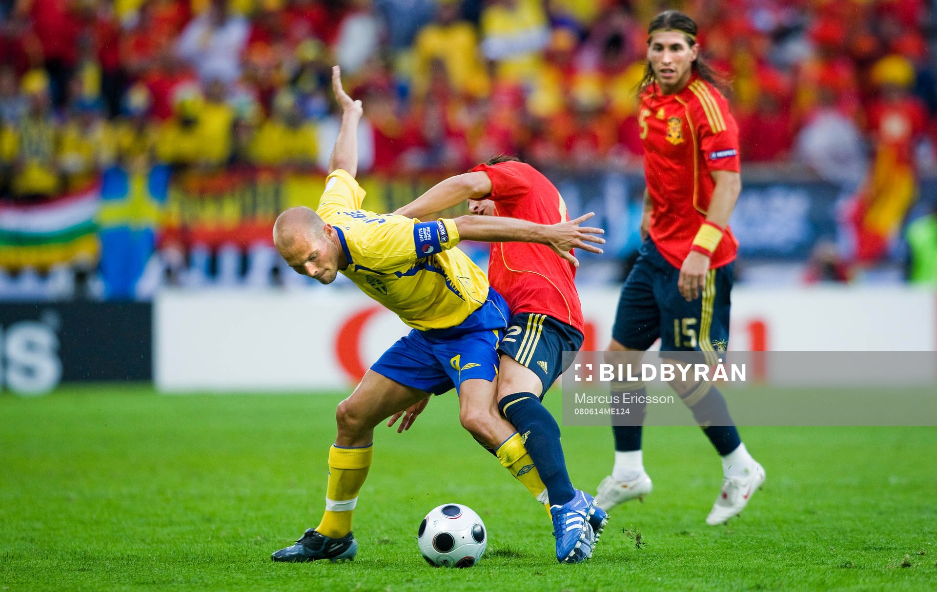 Fredrik Ljungberg, Sverige, med Santi Cazorla, Spanien, i