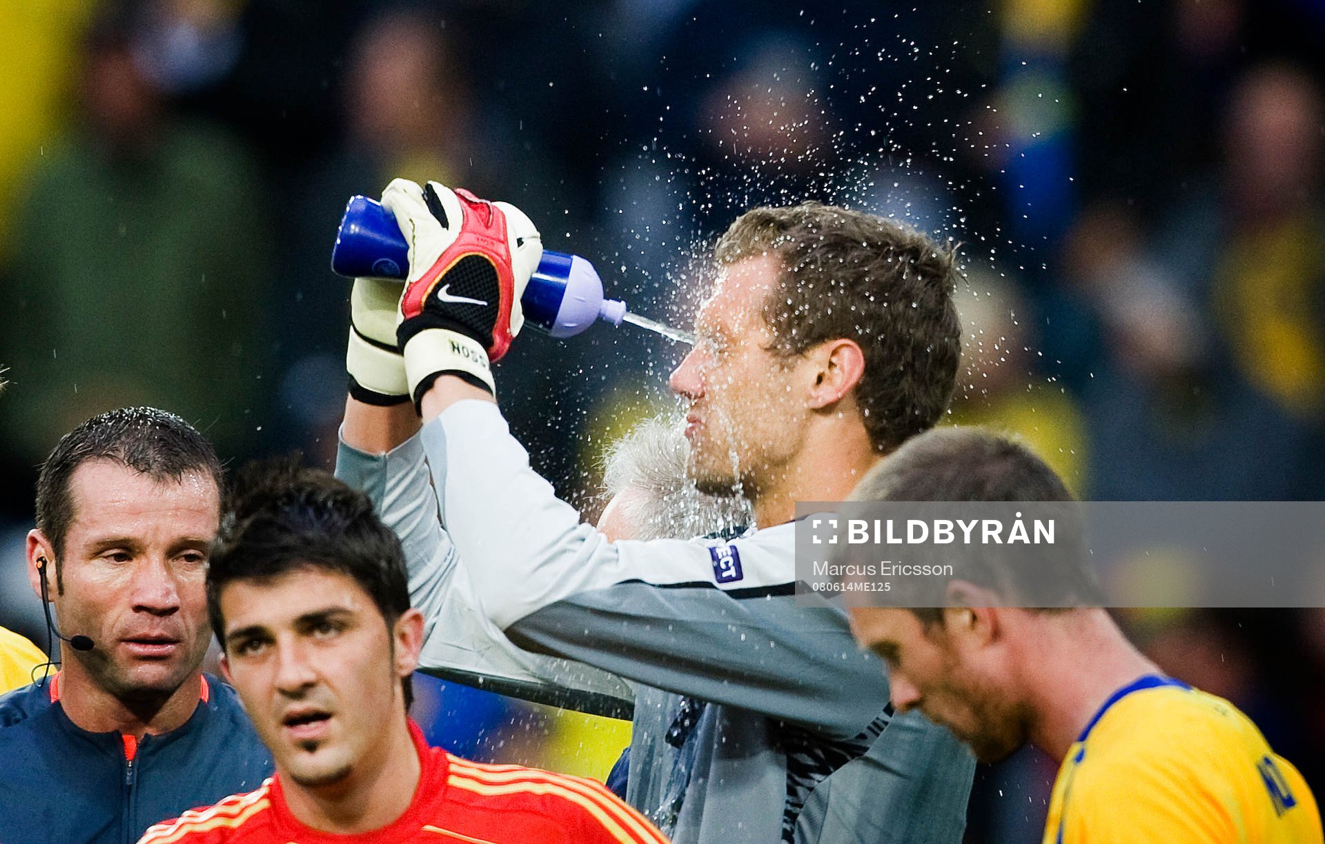 Andreas Isaksson, målvakt, Sverige, tar en kalldusch