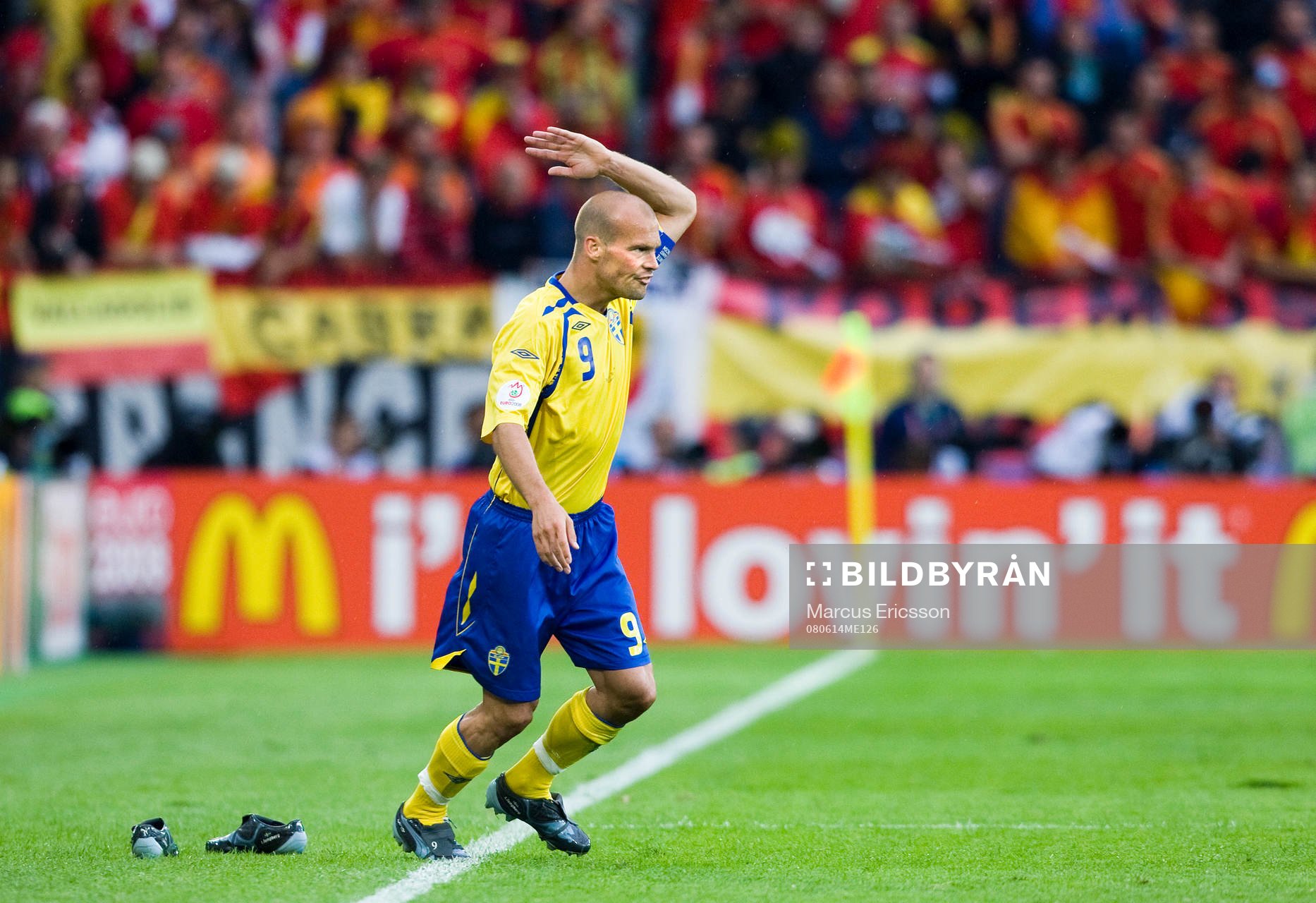 Fredrik Ljungberg, Sverige, byter skor men får inte komma