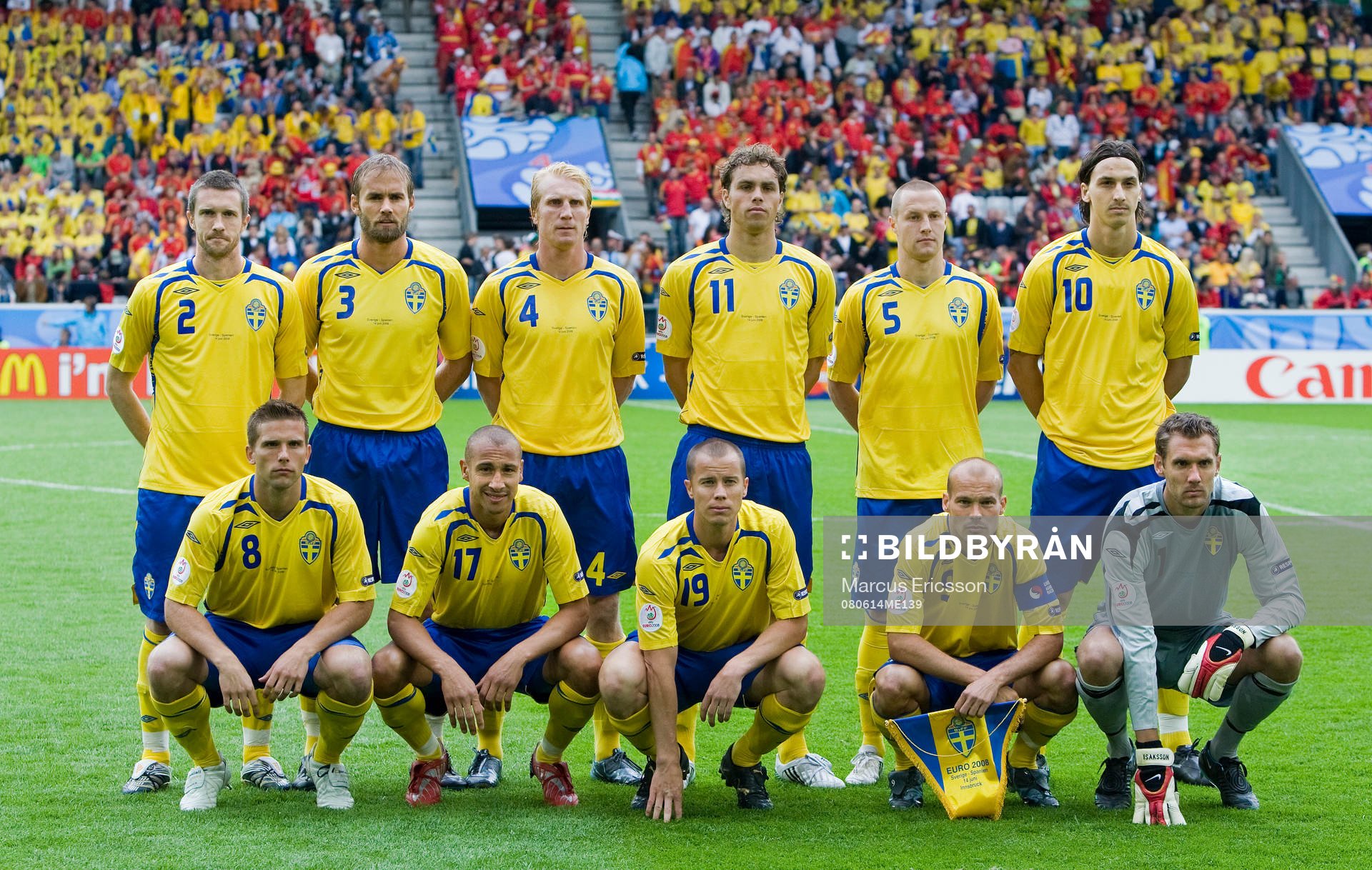 Bakre fr.v. Mikael Nilsson, Olof Mellberg, Petter Hansson,