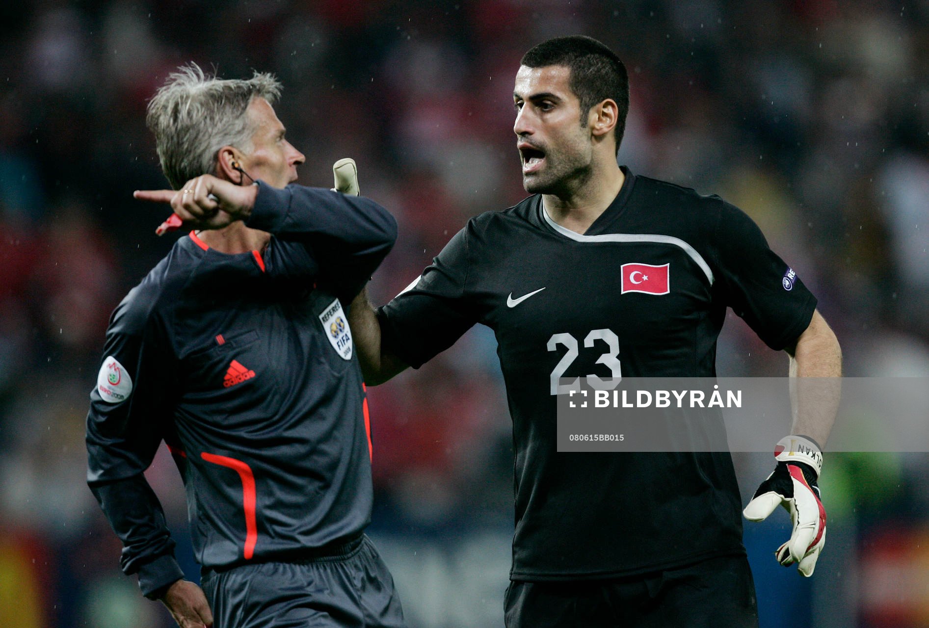 Volkan Demirel, målvakt, Turkiet, diskuterar med domare