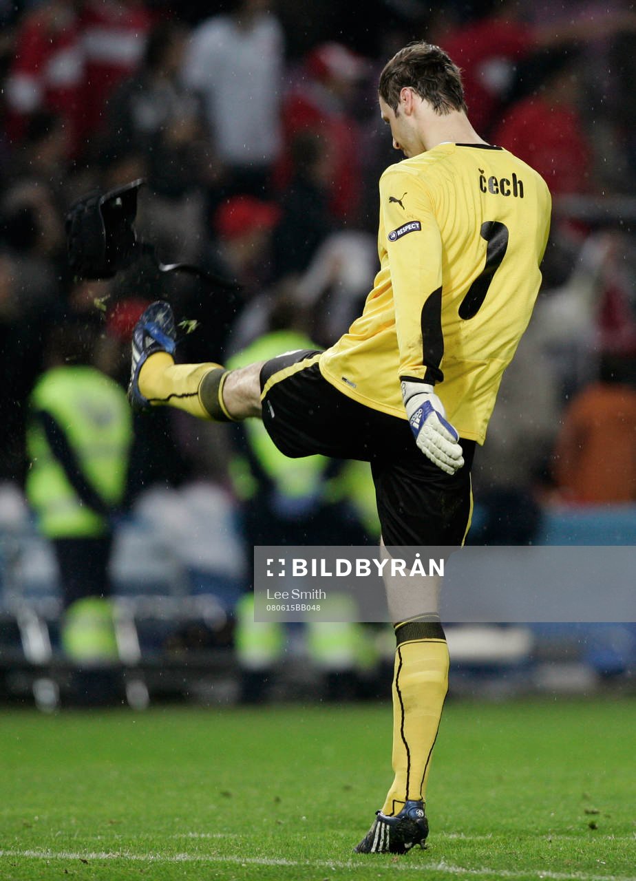 Petr Cech, målvakt, Tjeckien sparkar på sitt huvudskydd i