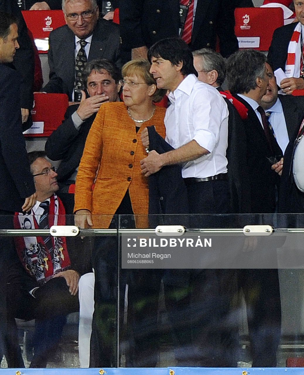Angela Merkel, förbundskansler, pratar med Joachim Loew,