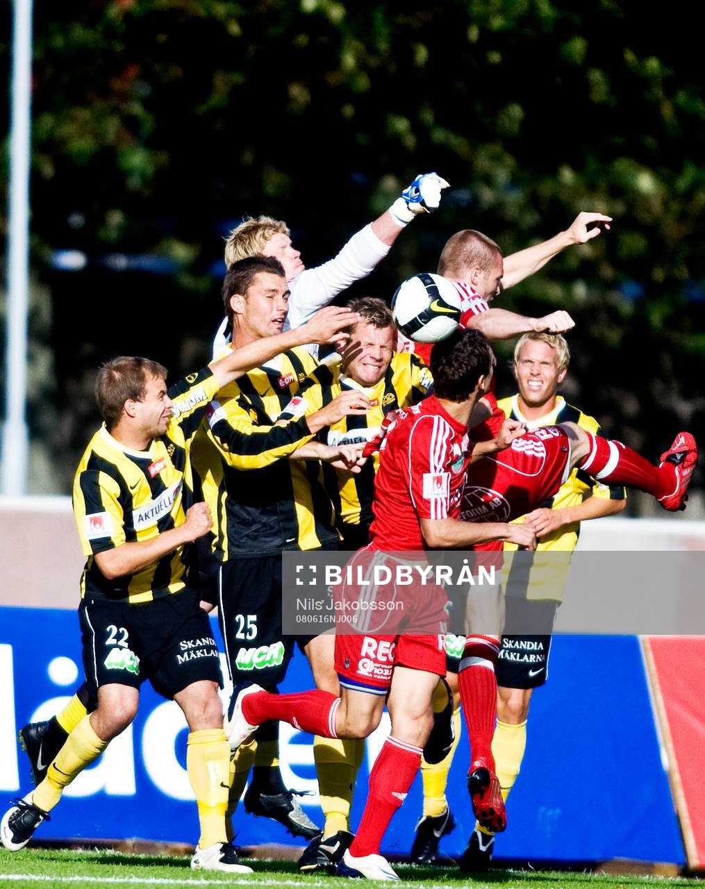 Kalabalik framför Chrisoffer Källqvist, målvakt, Daniel