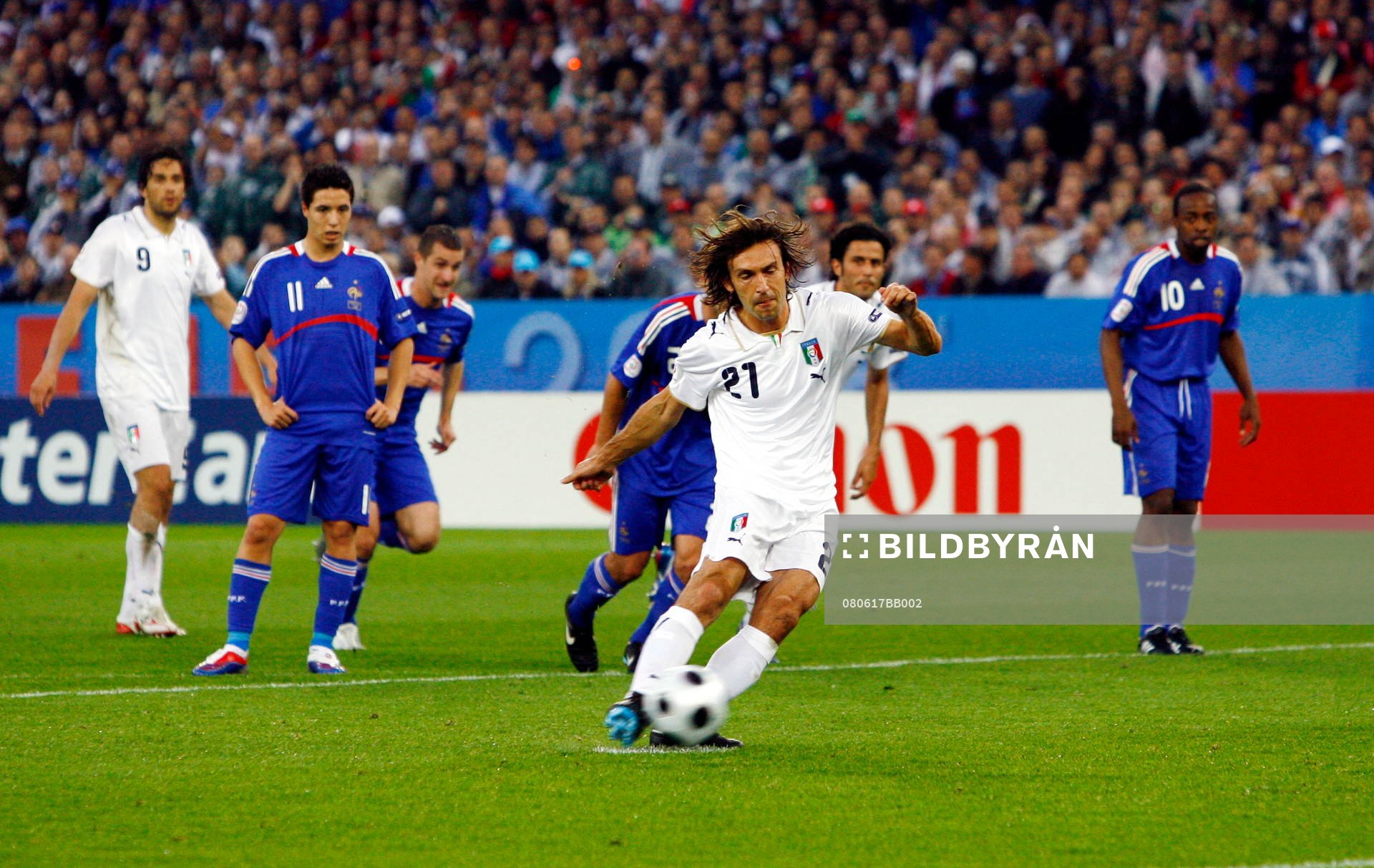 Andrea Pirlo, Italien, lägger en straff