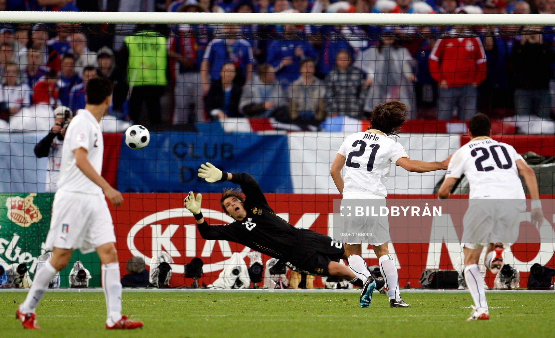 Andrea Pirlo, Italien, sätter en straff
