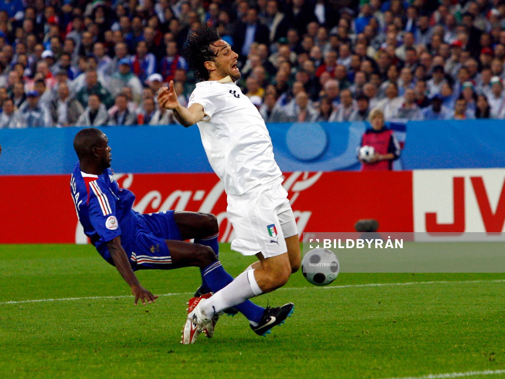 Eric Abidal, Frankrike och Luca Toni, Italien. Tackling