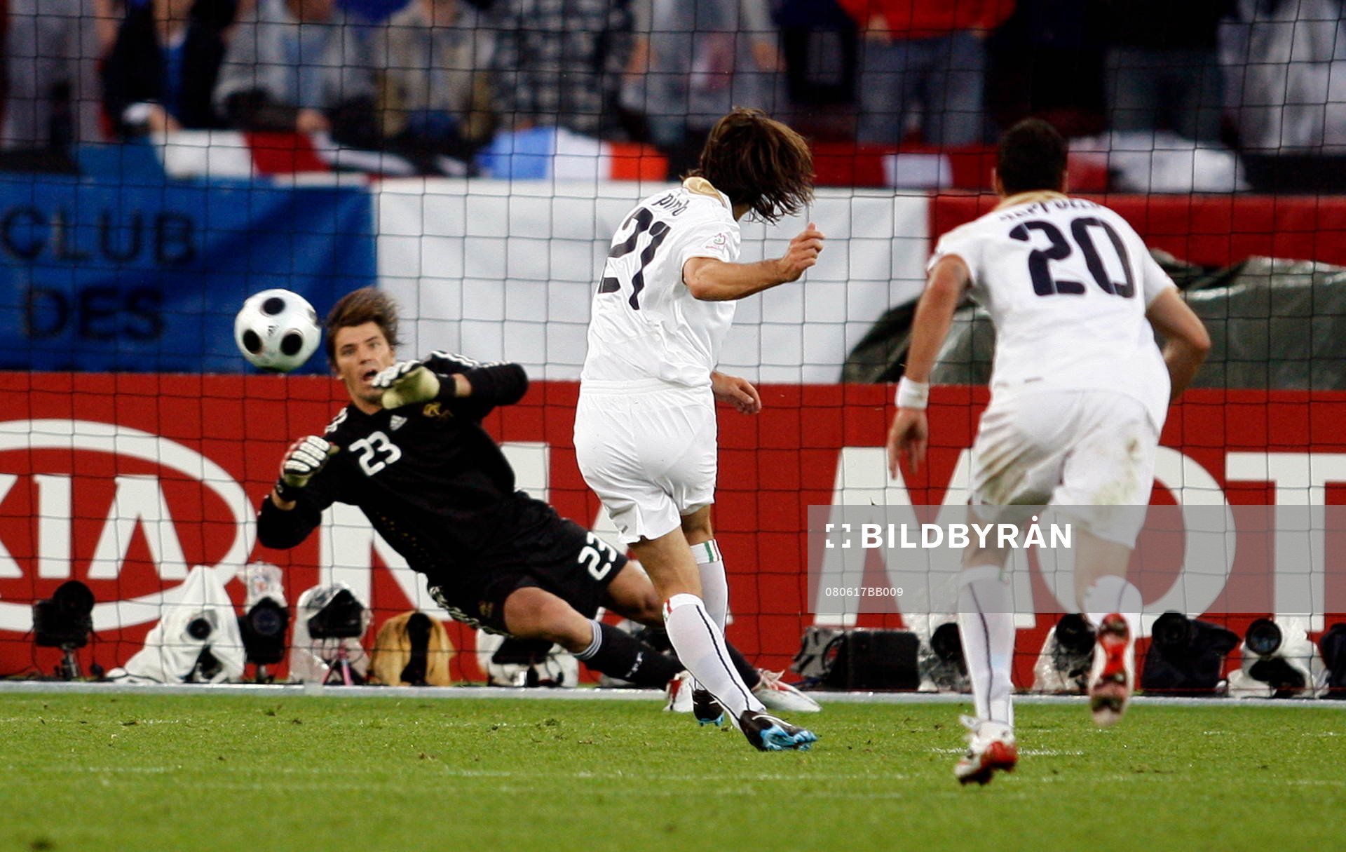 Andrea Pirlo, Italien, sätter en straff