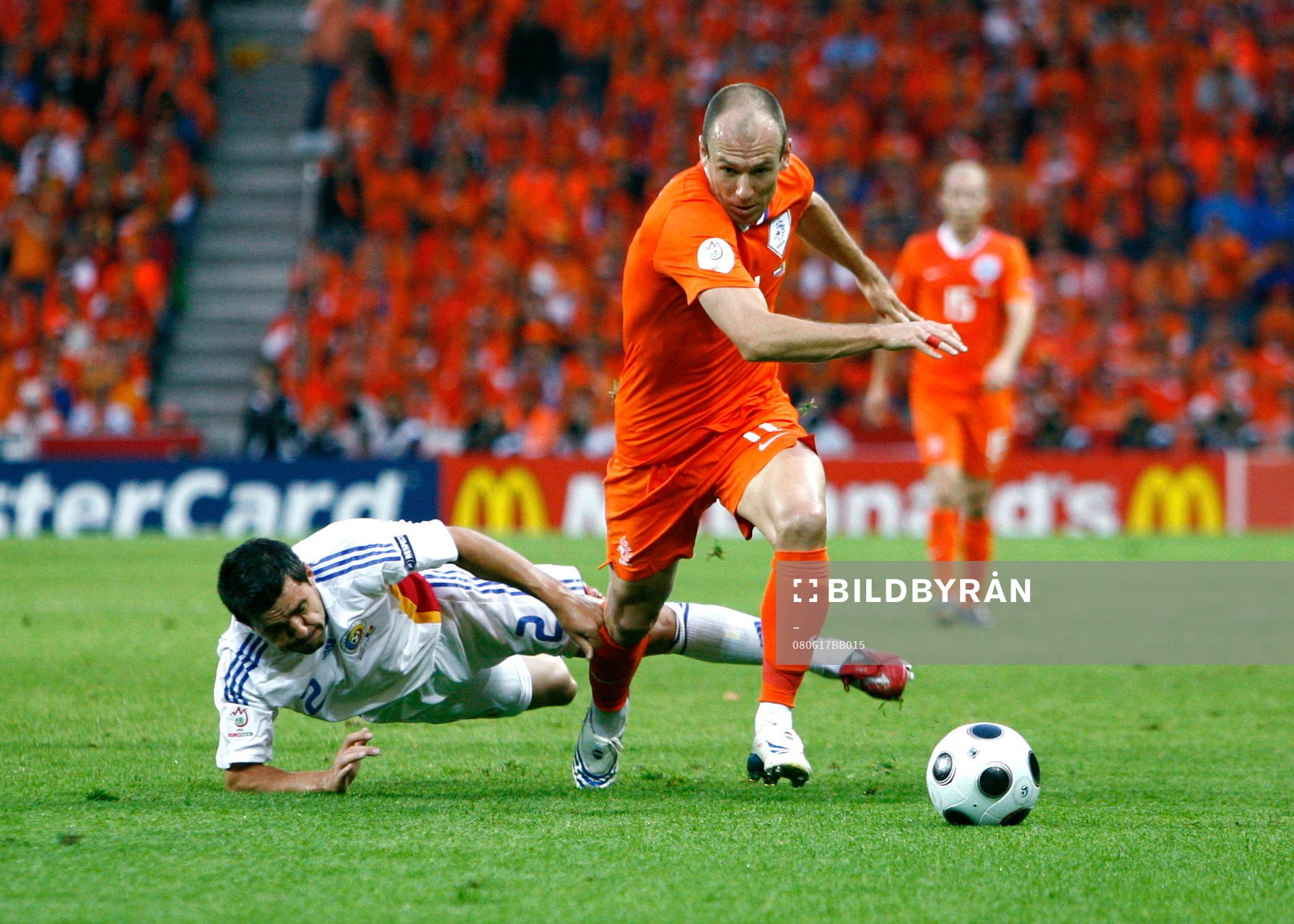 Arjen Robben, Holland, tar sig förbi Cosmin Contra,