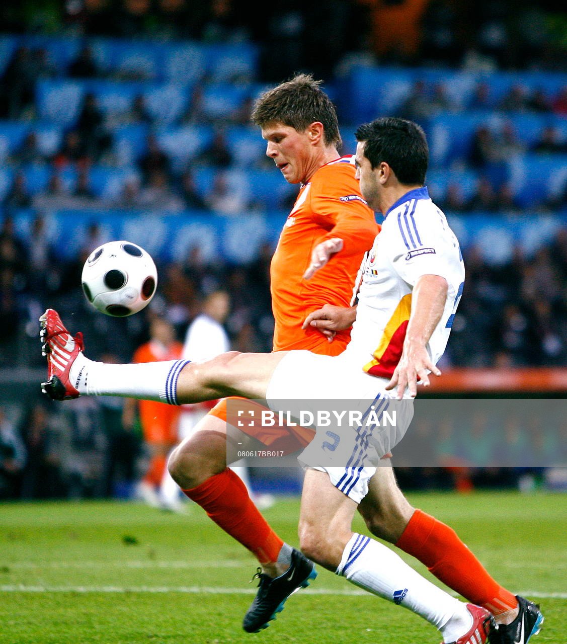 Klass Jan Huntelaar, Holland och Cosmin Contra, Ruänien
