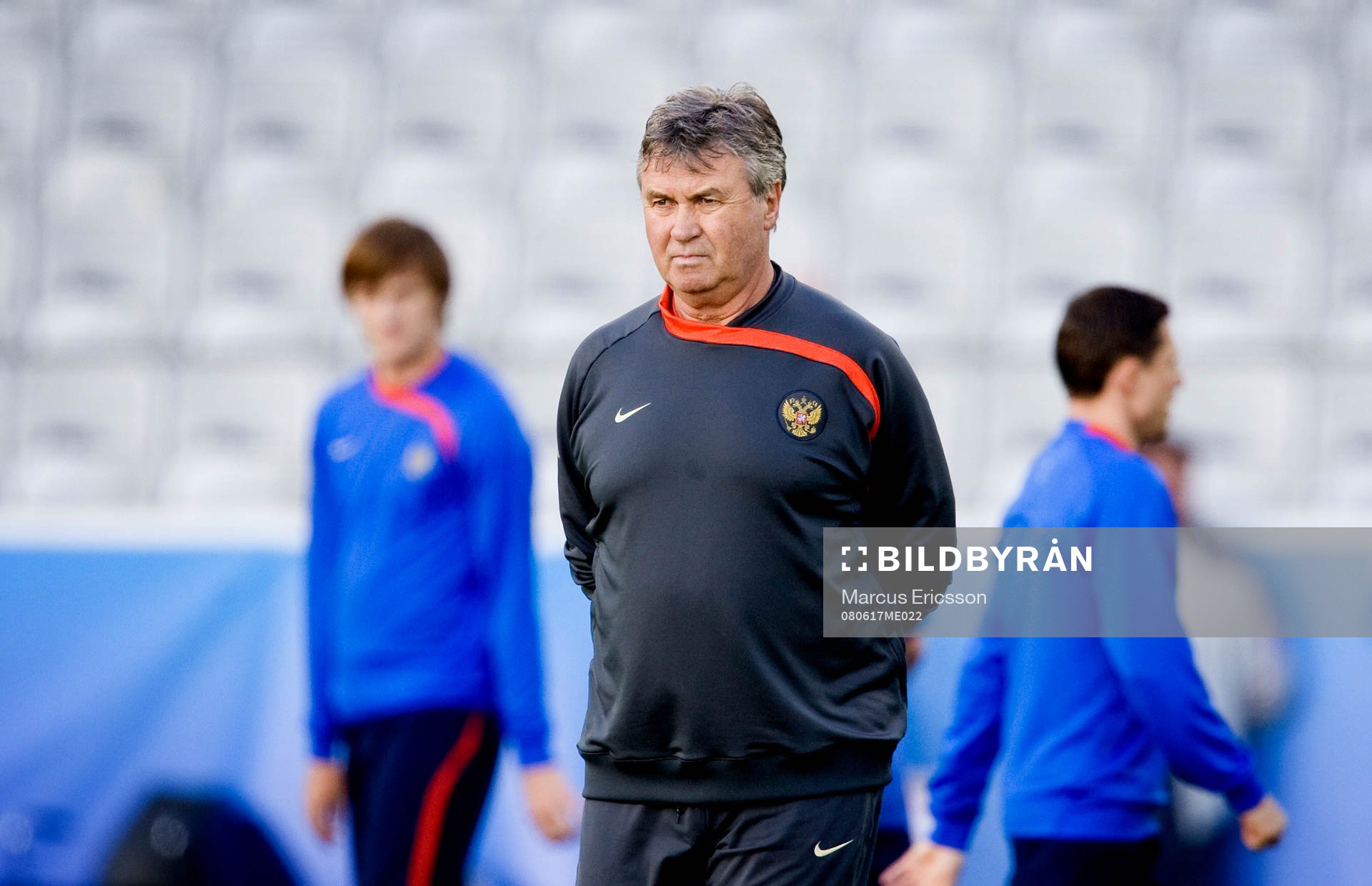 Ryssland är på stadion Tivoli Neu. Guus Hiddink, Förbundskapten