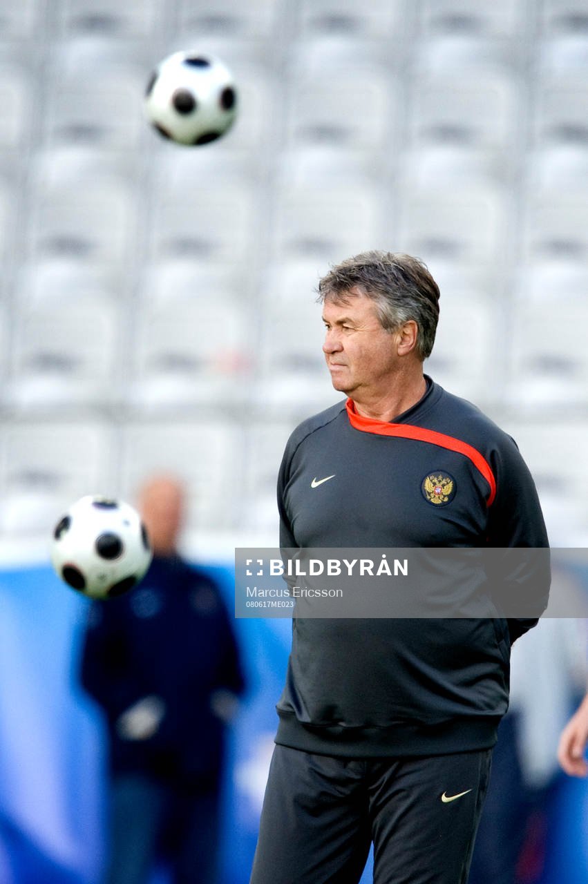  Ryssland är på stadion Tivoli Neu. Guus Hiddink, Förbundskapten
