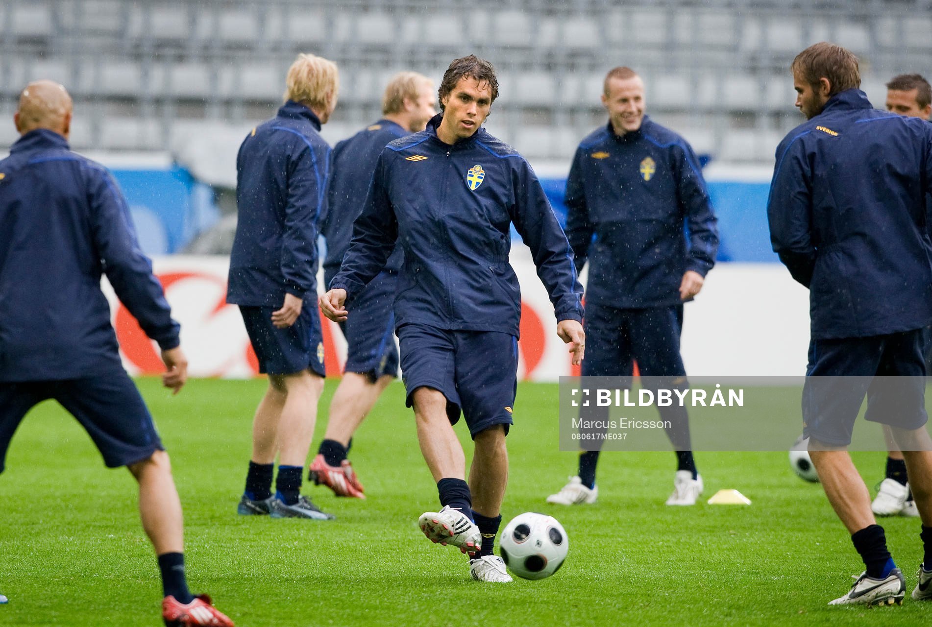  Sverige är tillbaka och tränar på stadion Tivoli Neu. Johan Elmander